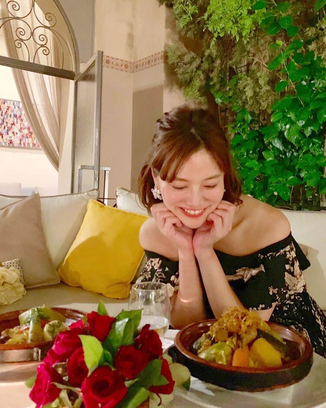 石井里奈さんのインスタグラム写真 - (石井里奈Instagram)「こんばんは🌇 . 今夜は里奈ログ＠モロッコ編❣️ . モロッコ料理といえば、タジン鍋🌞 無水調理のでお野菜やクスクスを蒸していただくヘルシーご飯😘❤️ . お魚やお肉、お野菜の旨味がそのままだからとっても甘くて美味しくいただけるの🥺❣️特に玉ねぎのトロトロの甘さに感動🥺✨人参なんてさつまいも！？くらい甘かったよ😚❣️ . モロッコは基本はノンアルコール🇲🇦 ハマムでオイルでしっかりトリートメントしてお肌ツルツルにしていただくヘルシー料理❣️まさに美容旅行でした✨ . オイル美容にはまって最近自宅でもヘアでもスキンケアでもオイル活用中😘 本当によくてもっと買ってくればよかったな🙆‍♀️ . dress... @reginamalika_official . 明日からまたお仕事がんばりましょ❣️ . #モロッコ #モロッコ旅行 #モロッコ観光 #morocco #moroccotravel #marrakech #マラケシュ #タジン鍋 #タジン #クスクス #tajine #ヘルシー #ヘルシー料理 #healthy #healthyfood #蒸し料理 #蒸し野菜 #無水調理 #料理 #cooking #りなまるグルメ #海外旅行 #ご当地グルメ #ハマム #hamam #dinner #女子旅 #グルメ旅 #food #instafood」9月23日 21時00分 - ri7tin1025