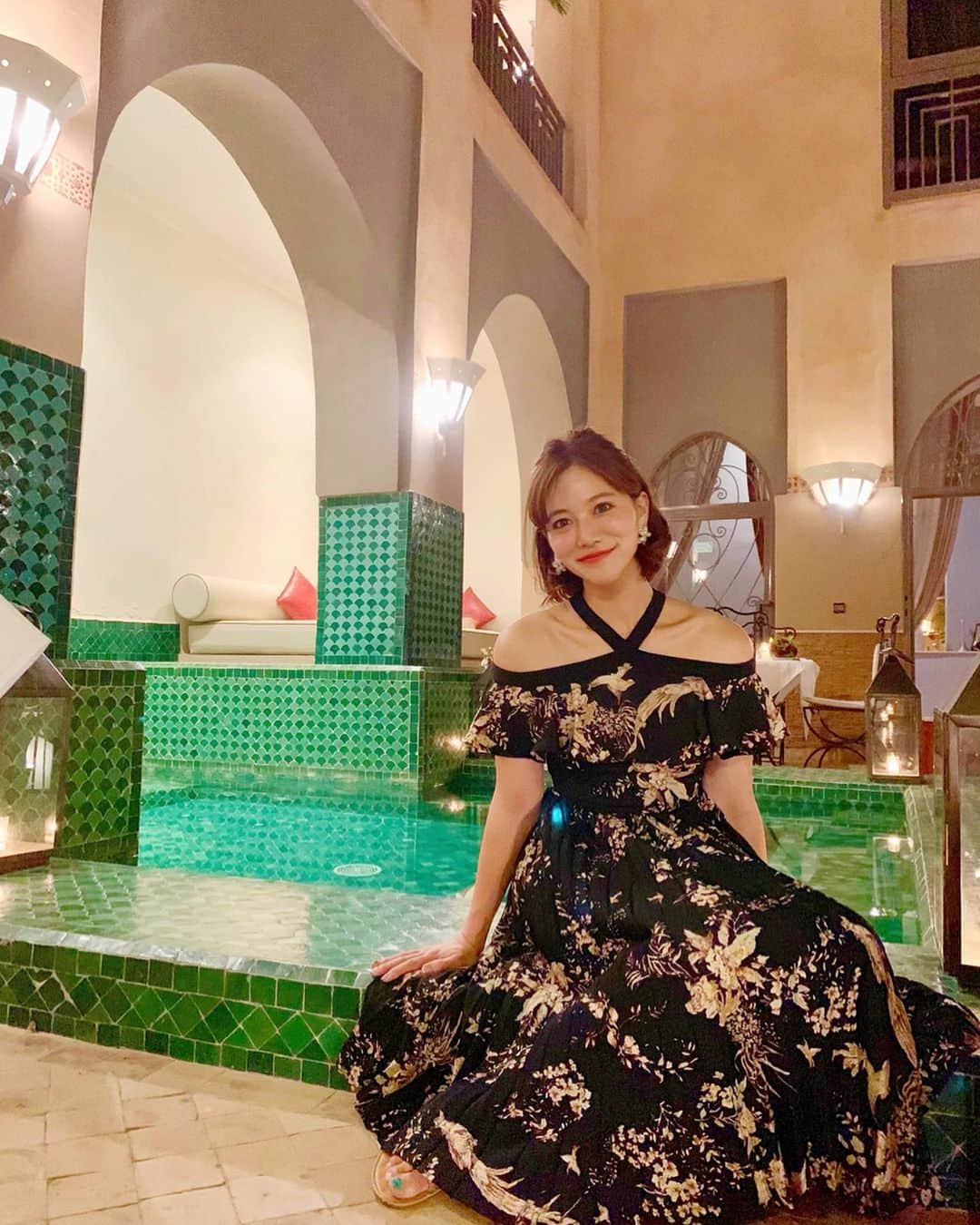 石井里奈さんのインスタグラム写真 - (石井里奈Instagram)「こんばんは🌇 . 今夜は里奈ログ＠モロッコ編❣️ . モロッコ料理といえば、タジン鍋🌞 無水調理のでお野菜やクスクスを蒸していただくヘルシーご飯😘❤️ . お魚やお肉、お野菜の旨味がそのままだからとっても甘くて美味しくいただけるの🥺❣️特に玉ねぎのトロトロの甘さに感動🥺✨人参なんてさつまいも！？くらい甘かったよ😚❣️ . モロッコは基本はノンアルコール🇲🇦 ハマムでオイルでしっかりトリートメントしてお肌ツルツルにしていただくヘルシー料理❣️まさに美容旅行でした✨ . オイル美容にはまって最近自宅でもヘアでもスキンケアでもオイル活用中😘 本当によくてもっと買ってくればよかったな🙆‍♀️ . dress... @reginamalika_official . 明日からまたお仕事がんばりましょ❣️ . #モロッコ #モロッコ旅行 #モロッコ観光 #morocco #moroccotravel #marrakech #マラケシュ #タジン鍋 #タジン #クスクス #tajine #ヘルシー #ヘルシー料理 #healthy #healthyfood #蒸し料理 #蒸し野菜 #無水調理 #料理 #cooking #りなまるグルメ #海外旅行 #ご当地グルメ #ハマム #hamam #dinner #女子旅 #グルメ旅 #food #instafood」9月23日 21時00分 - ri7tin1025