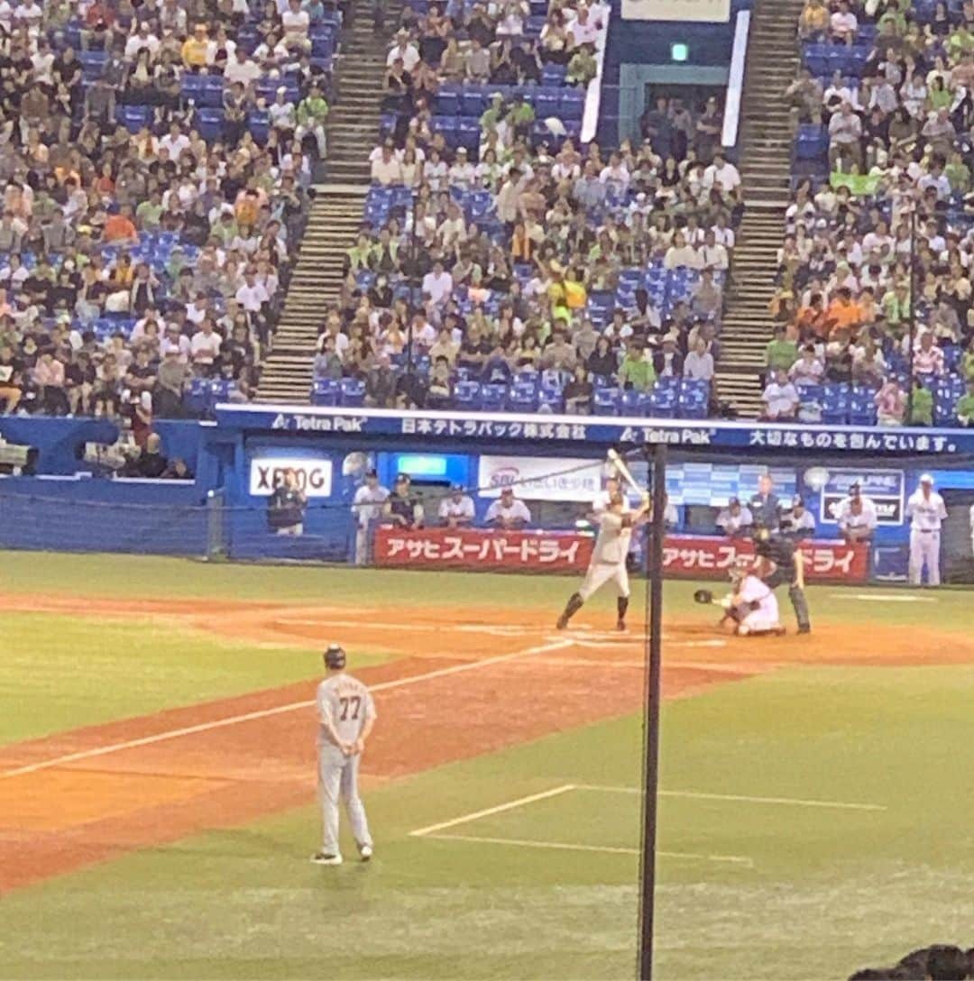 狩野英孝さんのインスタグラム写真 - (狩野英孝Instagram)「初の神宮球場。 知り合い達の紹介で、チケット取ってくれた。巨人の応援です。。 巨人強いですね。。 楽天も負けませんよ。。」9月23日 21時04分 - kano9x