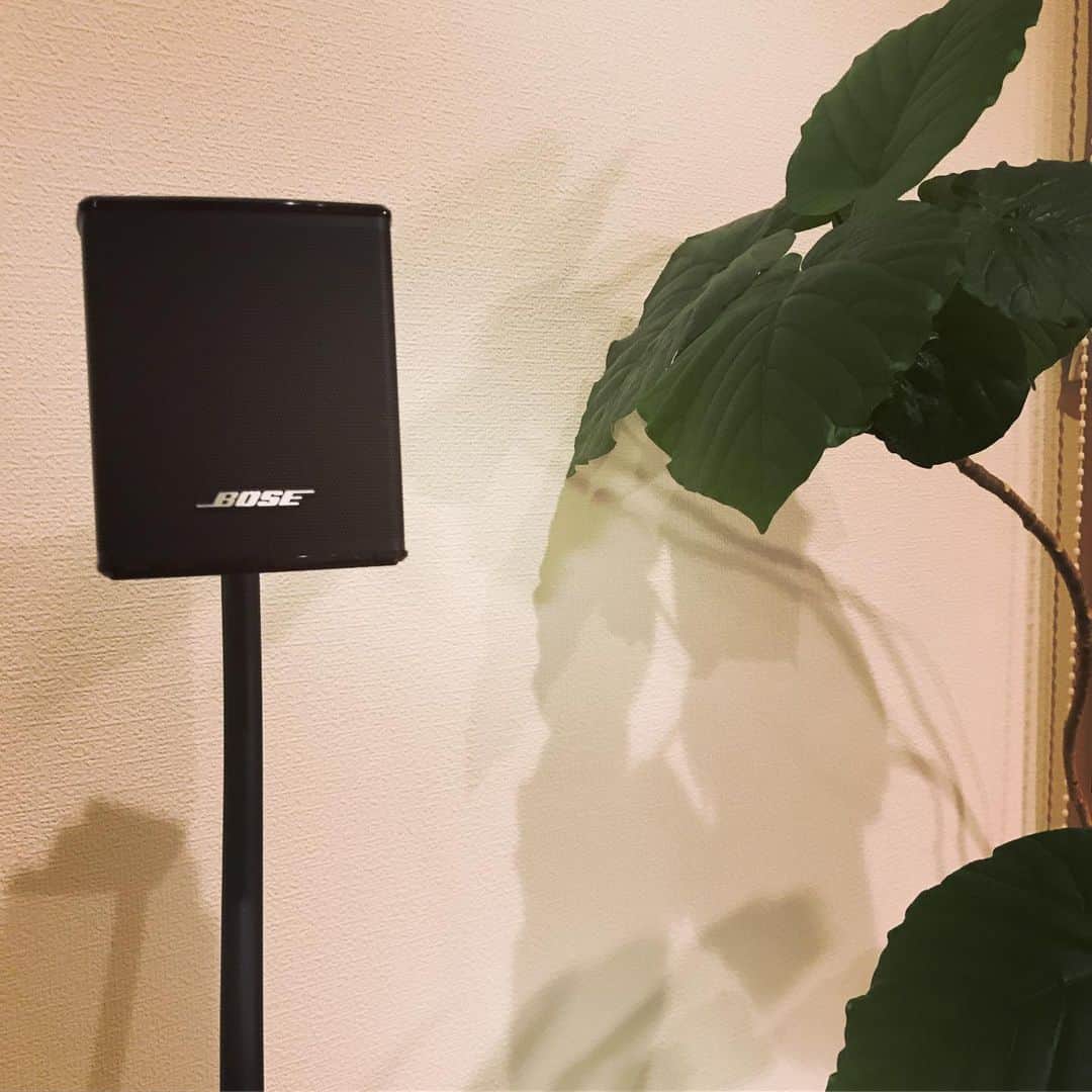 折目遼のインスタグラム：「Bose Surround Speakersを設置 Soundbarと合わせると、想像以上の立体的な臨場感に包まれる‼︎ #Bose #bosesoundbar #bosesurroundspeakers #movie #music #f4f」