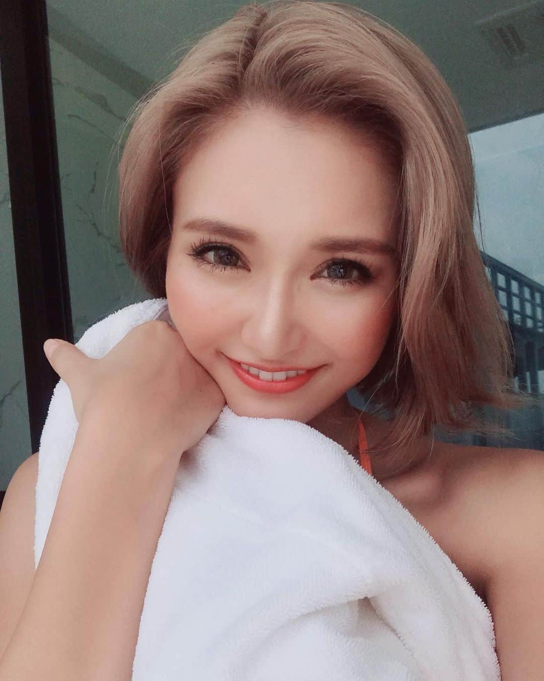 のインスタグラム：「『BONJOUR!! 』 もうゲットしてくれましたか？🧡 そのアザーカットがたっぷり収録された 週プレnetも見てみてね📱 ． http://shupure-net.shueisha.co.jp/ ． #cyberjapan #写真集 #集英社 #BONJOUR #週プレnet」