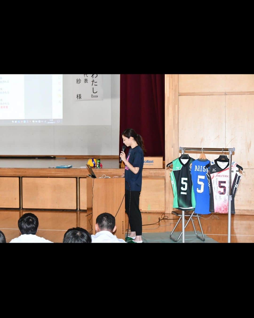 佐藤あり紗さんのインスタグラム写真 - (佐藤あり紗Instagram)「. . . 先日の群馬県前橋工業高校での講演会 プチ実技🏐 . 講演後、前橋工業高校の生徒さんからの 講演会の感想のメッセージたくさん いただいて嬉しかった🙇‍♀️ . 同じ時間を共有できたこと。 出会いに感謝です。 何かのきっかけになって貰えてたら 嬉しいなぁ🍓 . . #佐藤あり紗 #バレーボール #出張講演会 #出張バレー教室 . バレー教室等 メッセージにて承り中です💌」9月23日 21時10分 - arisa_chu
