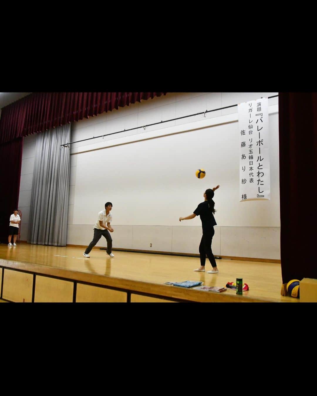 のインスタグラム：「. . . 先日の群馬県前橋工業高校での講演会 プチ実技🏐 . 講演後、前橋工業高校の生徒さんからの 講演会の感想のメッセージたくさん いただいて嬉しかった🙇‍♀️ . 同じ時間を共有できたこと。 出会いに感謝です。 何かのきっかけになって貰えてたら 嬉しいなぁ🍓 . . #佐藤あり紗 #バレーボール #出張講演会 #出張バレー教室 . バレー教室等 メッセージにて承り中です💌」