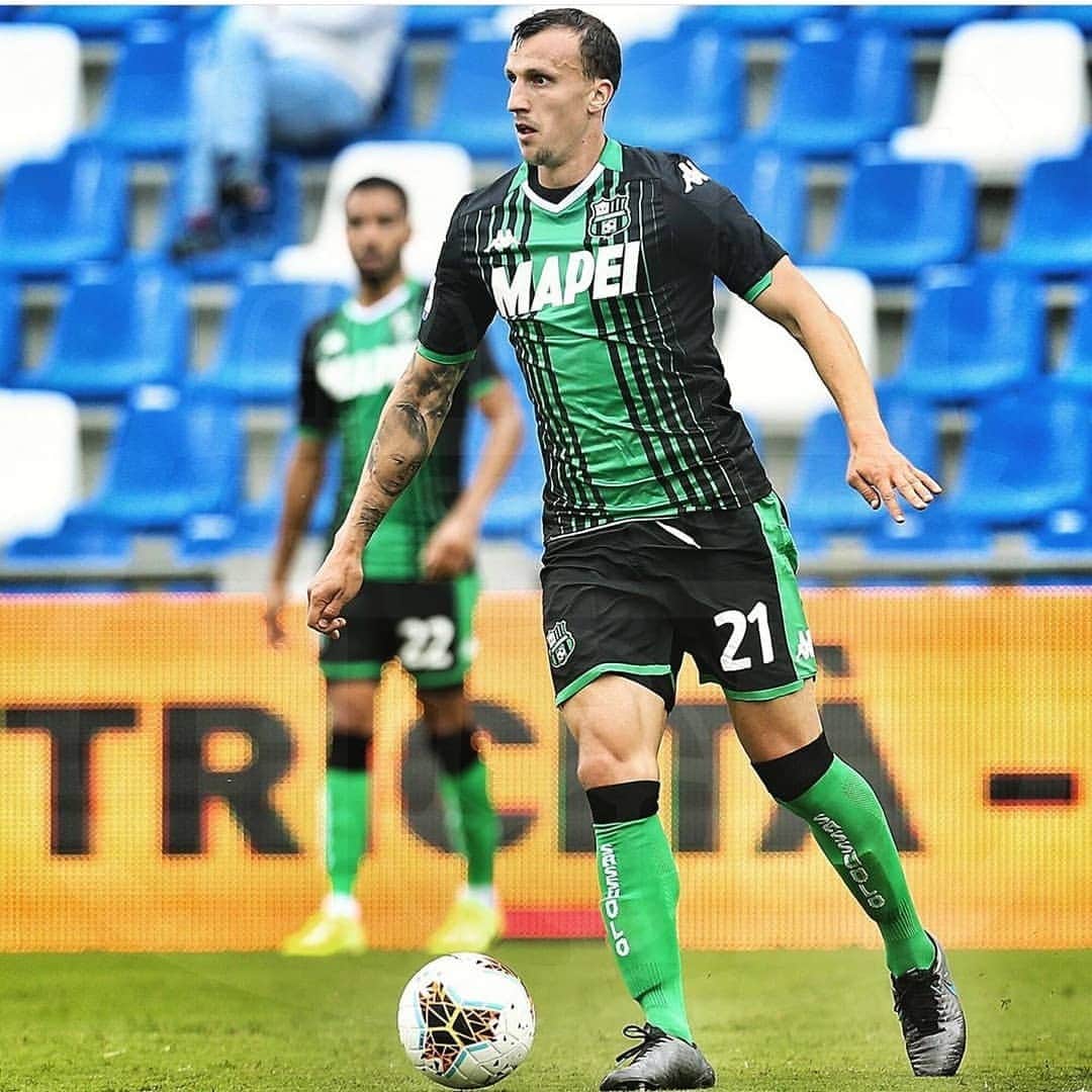 ヴラド・キリケシュのインスタグラム：「Prima partita in casa! 🏠😍 Derby vinto e grande prestazione di squadra 🔝🖤💚 Avanti così💪 . . #ForzaSasol #Neroverdi #Chiriches #Derby #SerieATIM」