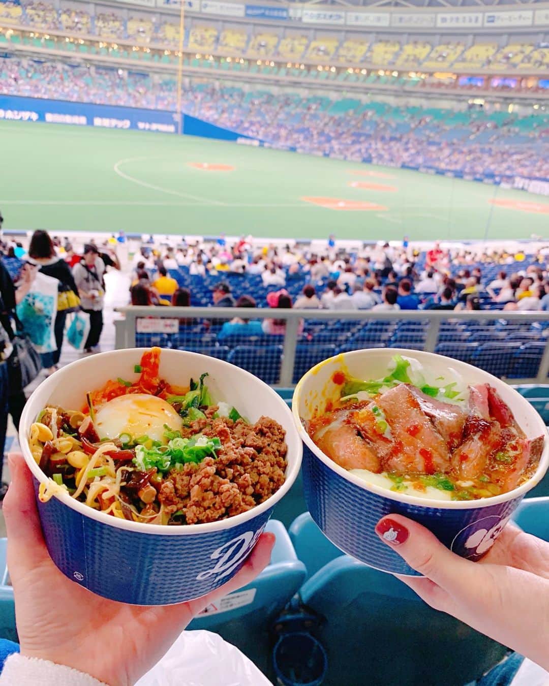 沢井里奈さんのインスタグラム写真 - (沢井里奈Instagram)「♡ . 今日は悔しい結果でしたが… 最後まで信じて応援します！！ . . この前、ナゴヤドームで観戦した時に食べた 京田選手プロデュースの “京田丼” 特製ビビンバ丼🍚✨ . マイルドな味で香ばしい香りに 食欲そそられました☺️💓💓 美味しすぎた🥺🥺🥺❤️ . ゆりオンニは柳丼🌟 . #dragons #nagoyadome #nagoya #baseball #instagood #instagramjapan #japanesegirl #girls #中日ドラゴンズ #中日 #ドラゴンズ #京田丼 #ビビンバ #ナゴヤドーム #ドアラ #野球 #野球観戦 #ドラゴンズ女子 #ユニフォーム #ユニフォーム女子 #さわー野球 #沢井里奈」9月23日 21時12分 - sawairina