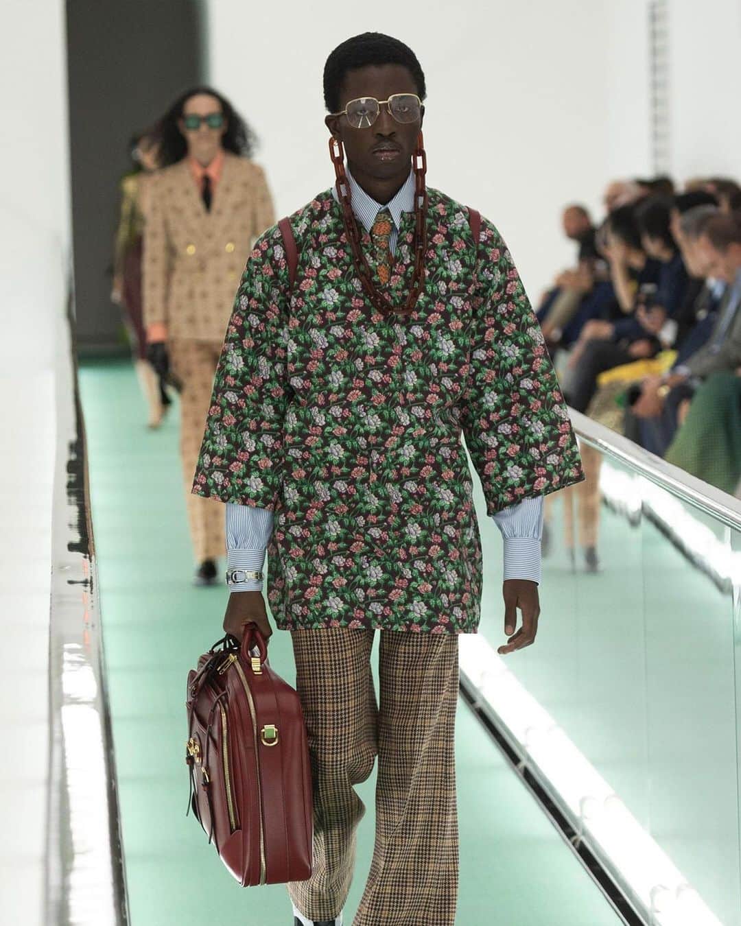 HYPEBEASTさんのインスタグラム写真 - (HYPEBEASTInstagram)「@hypebeaststyle: @gucci unveils a stripped back collection and an "ORGASMIIQUE" theme. Notable highlights from the show included a series of models wearing all-white pieces that looked like they were taken from hospitals alongside impeccable tailoring and nods to workwear. To view the full SS20 collection, click the link in bio. ⁠⠀ Photo: Gucci」9月23日 21時12分 - hypebeast