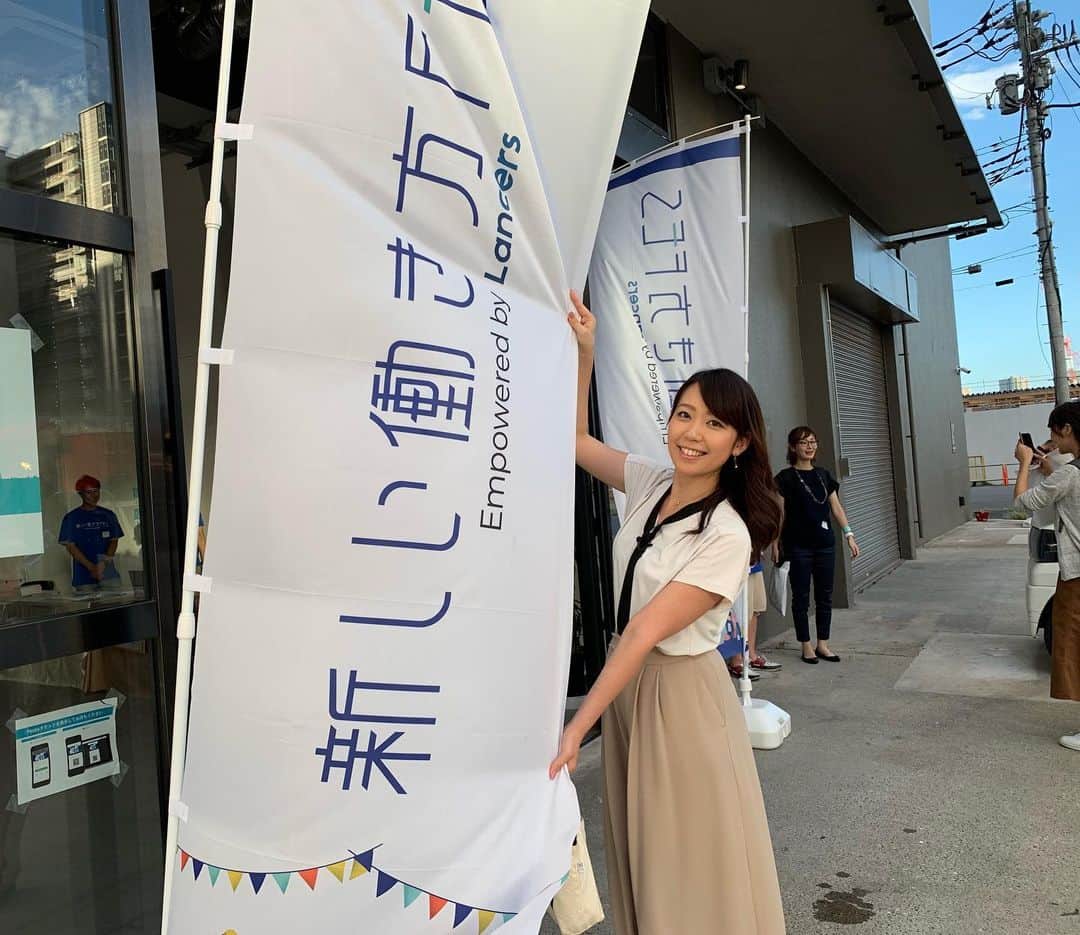 須黒清華のインスタグラム：「3連休の最終日🍀 風は強かったけど、良いお天気でしたね‼︎ 今日のWBSは、ここを取材してきました〜📝 副業したい方、フリーランスの方必見のイベントです✨ この後11時から‼︎ #wbs #ワールドビジネスサテライト #副業 #フリーランス #働き方 #フリーマーケット #三連休」