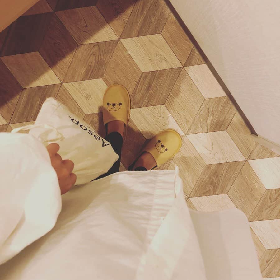 外村久美子さんのインスタグラム写真 - (外村久美子Instagram)「🏨 tokyo stay  openほやほやのヴィアイン日本橋人形町 今回、東京駅からも銀座sixからも近くて移動が便利でした  ロビーから、🚻のタイル、標識までかわいい☺️ ロビーにアメニティーグッズが沢山並んでて、 キッズ用も沢山ありました スリッパ、可愛い〜ʕ•ᴥ•ʔ  他にもベッドガードが付けれたり、朝食レストランに 子ども椅子、ランドリー室まで備わっていて、子どもと一緒に泊まれる優しいホテルでした！ついつい、母目線で旅先でホテルチェックしてしまいます🤭  元禄12年創業日本橋の老舗、 @ninben_senmonten 〝にんべん〟の出汁茶漬けが 朝から食べれて最高だった♡  #ヴィアイン #ヴィアイン日本橋人形町 #JR#tokyostay #ninben」9月23日 21時15分 - kummy153