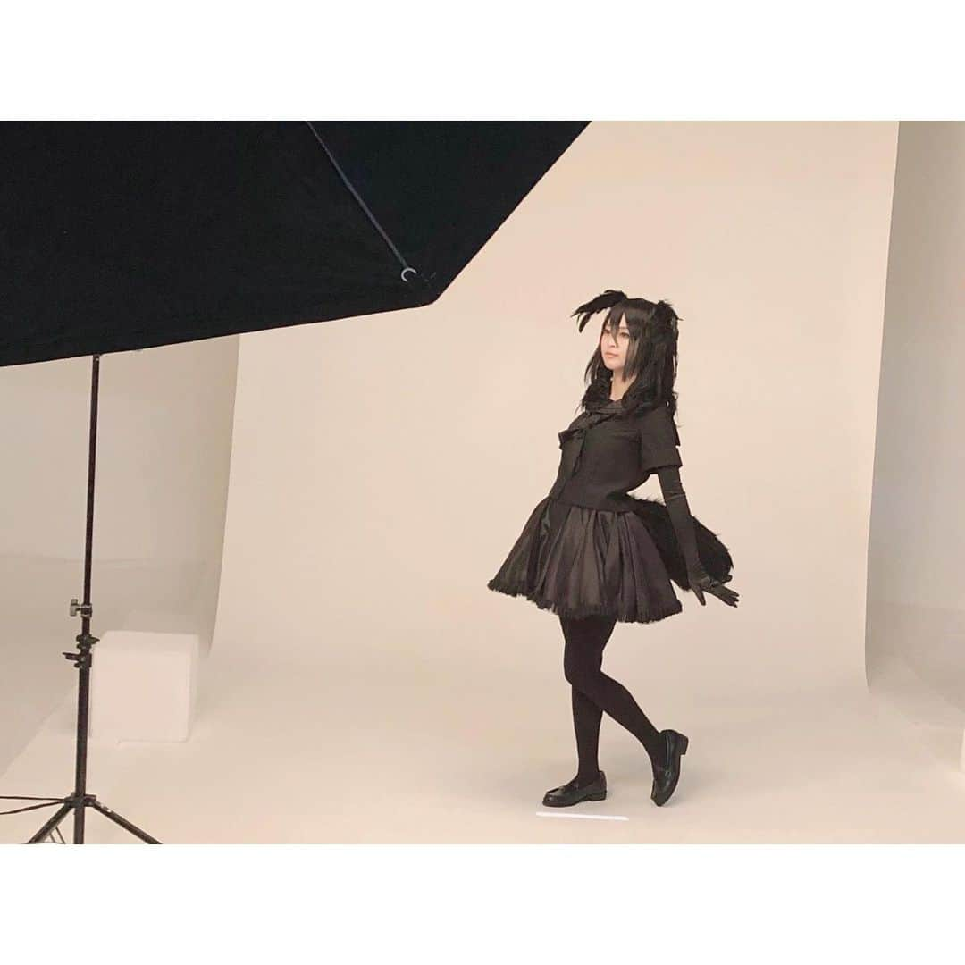 都築里佳さんのインスタグラム写真 - (都築里佳Instagram)「🖤 #舞台けものフレンズ 🖤 初日まであと4日！ . . ということで！ 私なりにではありますが観劇マナーをまとめてみました。 . 長くなってしまいましたが参考になれば嬉しいです…✨ . . . 《①スマートフォンの電源はOFFに！》 「マナーモードじゃダメなの？」と思う方もいらっしゃると思いますが、劇場は思っているよりも静かなのでマナーモードの時の音も聞こえます。 . そして、音を意識されて機内モードにされる方も多いですが、音だけでなく光も気になります。 自分が観劇した時、上演中にこっそりスマホをつけて時間を確認されたりする方を稀に見かけたりするのですが、その時の画面の光が一番暗い設定でも結構目立ってしまうので周りの人はすごく気になり集中が妨げられてしまいます… ですので公演時間の間だけでも電源をOFFにしていただきますよう、お願い致します。 . . 《②帽子など視界を遮る髪型や前のめりの姿勢》 帽子、高い位置でのポニーテールやお団子はその高さの分だけ後ろの方の視界を遮ってしまいます！ また会場のクラブeXは、フラットな床に椅子が置いてあるという座席配置のため後方の席の方は前の席の方次第では舞台全体が見えにくくなってしまう可能性がありますのでご注意いただけると嬉しいです。 . また、体が前のめりになると帽子などと同じように後ろの方が見えなくなってしまいます。 席によって見え方は違いますが、どの席の方にも楽しんでいただけるような演出になっていますし、客席に段差はないですがステージを囲むような座席配置がされているのでしっかり座ってゆったりとご鑑賞ください。 . . 《③上演中のお喋り》 友達と一緒に観劇しているとその時の感想を共感したくなっちゃいますよね…！ ですが、ひそひそ声でも実はかなり聞こえるので劇中にお喋りをしてしまうと周りの方が気になってしまいます。 思ったことは公演中は心に留めて！ 終演後にいっぱい語り合ってください！✨ . . 《④コールはNG》 劇中に歌唱パートはありますが、SKEの劇場公演やコンサートとは違います。 コールしたくなってもグッと抑えてください…！ ただし、お芝居の中で声出しを要求された時は大きな声で応えてくださいね！ . まぁ、SKEファンの方ならきっと得意なはずだからそこは心配してないですけどね🤪！笑 . . 《⑤最後はひかるぼーを！》 #舞台けものフレンズ は劇中歌とはまた別にライブパートがあります！ そしてこのライブパートではひかるぼー(サイリウム)を振ってもOKです！ . 「ひかるぼーを出して良い」というアナウンスがあったらすぐさま取り出して！光らせて！ フレンズたちと一緒に思いっきり楽しみましょう！ . ただし、ひかるぼーを掲げていいのはSKE48劇場と同じで胸の高さまでですのでよろしくお願いします。 . . . その他の公演に関するお知らせや注意事項など、詳しくは下のURLに書いてあるのでこちらの方のチェックお願いします♪ https://www.nelke.co.jp/stage/kemono-friends3/ . . あ、あと、劇場内は空調がきいていると思うので寒がりなフレンズは羽織るものを持ってくると良いかと思います…✨ . . みんなが楽しく、気分良く観劇できますように♪ . そして、観に来てくださった全ての皆様により良い作品をお届けできるように出演フレンズ全員で力を合わせて頑張ります！ . . #舞台けものフレンズ #舞台けもフレ #けものフレンズ #けもフレ #SKE48 #idol #instagood」9月23日 21時24分 - piyosuuuuu