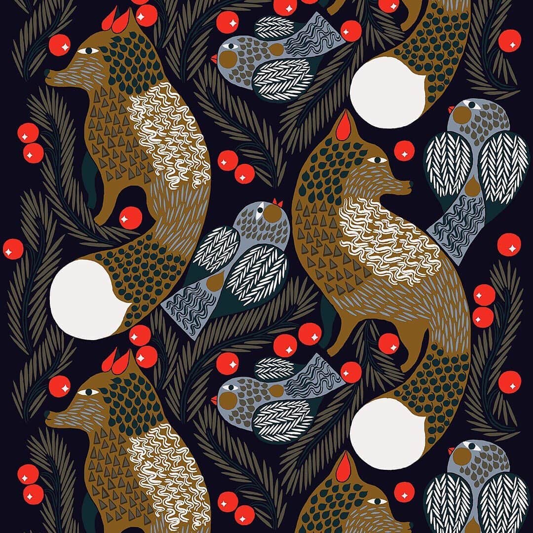 マリメッコさんのインスタグラム写真 - (マリメッコInstagram)「Exuding mysterious enchantment, our new Ketunmarja (foxberry) pattern features foxes that have crept at dusk into a garden with little birds sitting in a yew tree. This season, Ketunmarja adorns the Oiva tableware as well as our home textiles. #marimekko #behindthepatterns」9月23日 21時25分 - marimekko