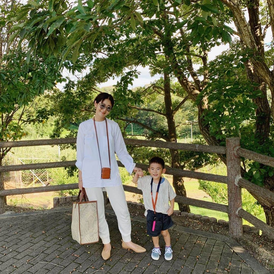 ジュジュさんのインスタグラム写真 - (ジュジュInstagram)「🌪去っていいお天気🌞 . くたびれオカンのゆっくりしたいと言う願い届かず... . 急遽近場で楽しめる"フルーツフラワーパークへ"🍋 . . 写真📷 1:坊の服の乱れ具合 3:ハンコ 4.5とにかく傍観のくたびれおかん 6:ビール片手にふざけたおとん 7:坊初めての絶叫系もう1回とリクエスト 8:👦300円で買ったお気に入り猫サングラス 9:昭和レトロ . しかしお出かけに父さんが居るってなんて楽なのっ😂 疲労感が5分の1やな😤 . #家族day #祝日 #mgtfamday」9月23日 21時25分 - hiraka