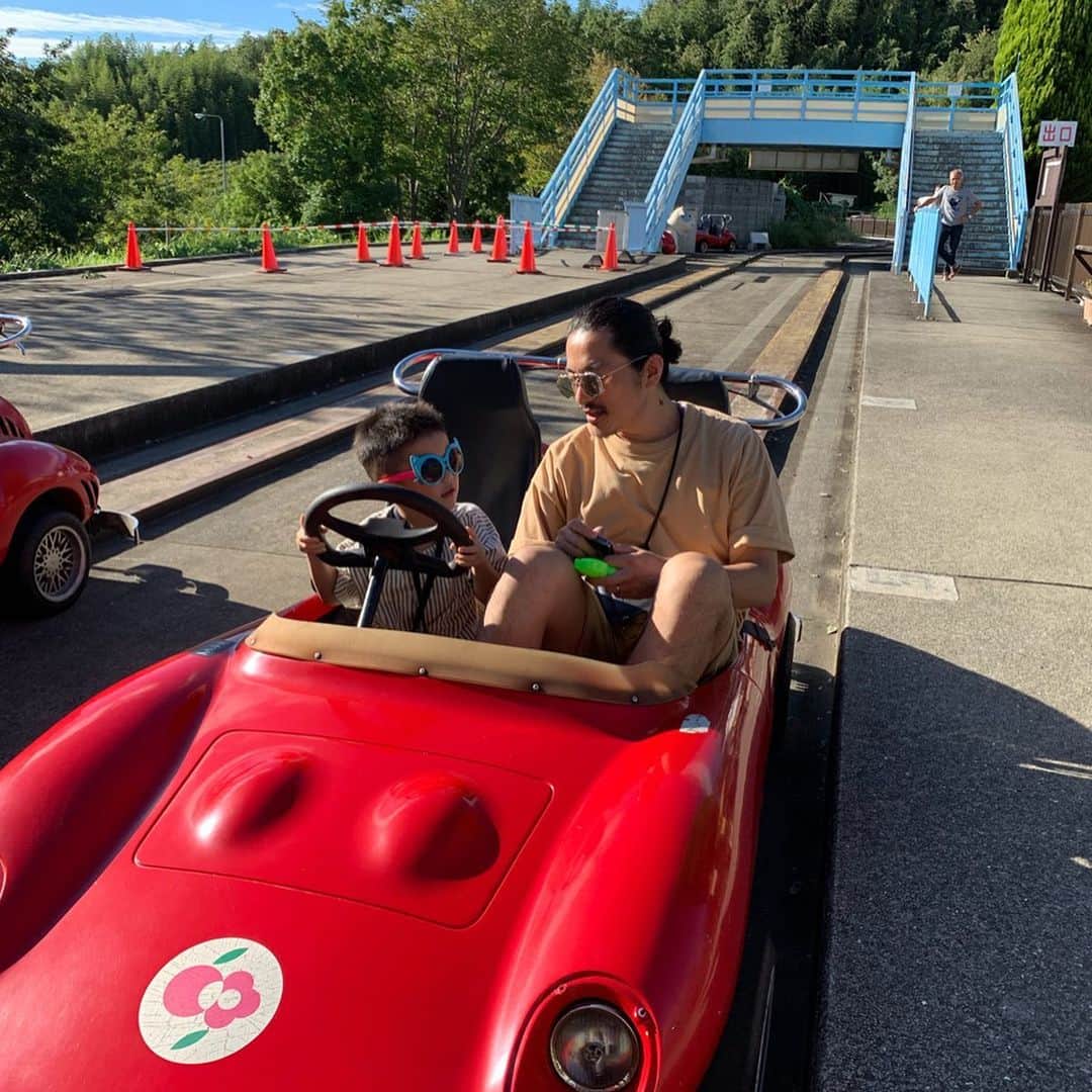 ジュジュさんのインスタグラム写真 - (ジュジュInstagram)「🌪去っていいお天気🌞 . くたびれオカンのゆっくりしたいと言う願い届かず... . 急遽近場で楽しめる"フルーツフラワーパークへ"🍋 . . 写真📷 1:坊の服の乱れ具合 3:ハンコ 4.5とにかく傍観のくたびれおかん 6:ビール片手にふざけたおとん 7:坊初めての絶叫系もう1回とリクエスト 8:👦300円で買ったお気に入り猫サングラス 9:昭和レトロ . しかしお出かけに父さんが居るってなんて楽なのっ😂 疲労感が5分の1やな😤 . #家族day #祝日 #mgtfamday」9月23日 21時25分 - hiraka