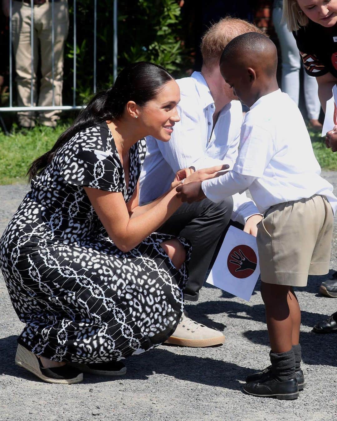 People Magazineさんのインスタグラム写真 - (People MagazineInstagram)「Meghan Markle and Prince Harry are kicking off their royal tour in Africa! ❤️ The Duke and Duchess of Sussex, who are also traveling with 4-month-old son Archie, started their tour with an outing in Cape Town, South Africa. Tap the bio link for more on their 10-day tour. | 📷: Chris Jackson/Getty Images, PA Wire/PA Images」9月23日 21時19分 - people