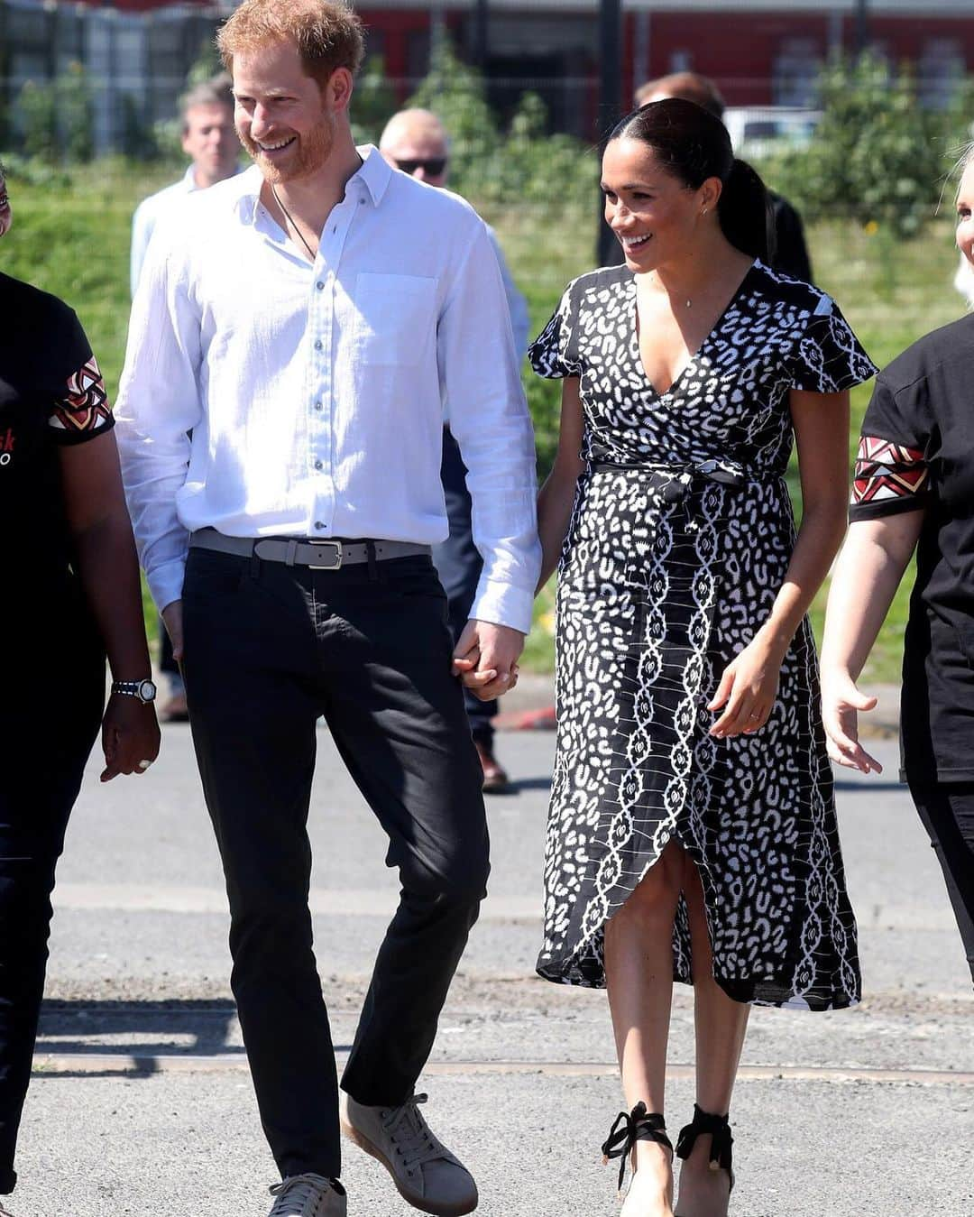 People Magazineさんのインスタグラム写真 - (People MagazineInstagram)「Meghan Markle and Prince Harry are kicking off their royal tour in Africa! ❤️ The Duke and Duchess of Sussex, who are also traveling with 4-month-old son Archie, started their tour with an outing in Cape Town, South Africa. Tap the bio link for more on their 10-day tour. | 📷: Chris Jackson/Getty Images, PA Wire/PA Images」9月23日 21時19分 - people