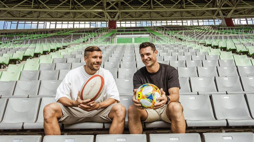 ルーカス・ポドルスキさんのインスタグラム写真 - (ルーカス・ポドルスキInstagram)「Two athletes, two powerful left feet. 💪🏻 @dancarter_  @allblacks #worldchampions #rugby #allblacks ⚽️🏉」9月23日 21時24分 - lukaspodolski