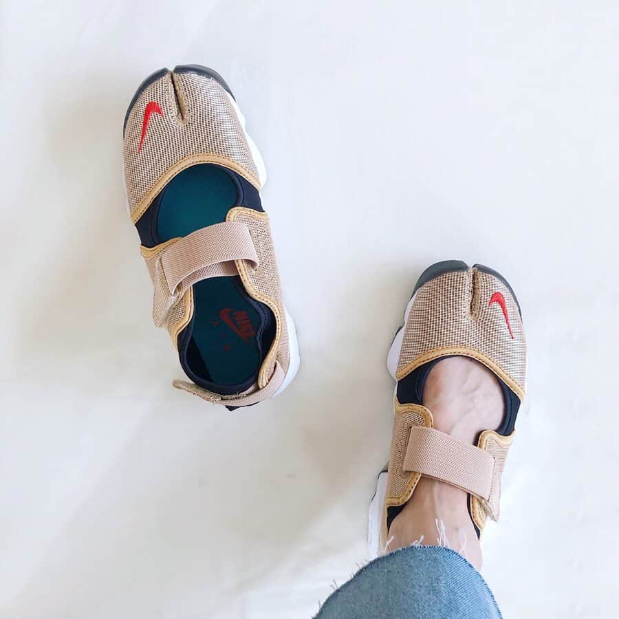 mikiさんのインスタグラム写真 - (mikiInstagram)「* 2019.9.23(mon) ・ 夏の終わりに エアリフトコーデおまとめ。 沢山はいたな〜👀 この夏１番のお買い物♡ ・ ・ #おまとめコーデ#エアリフト#エアリフトゴールド#履き回し#着回しコーデ#スニーカー女子#カジュアル#大人女子#夏振り返りシンプル#シンプルコーデ#nike#instagirls#natural#cool#summer」9月23日 21時29分 - miki__072
