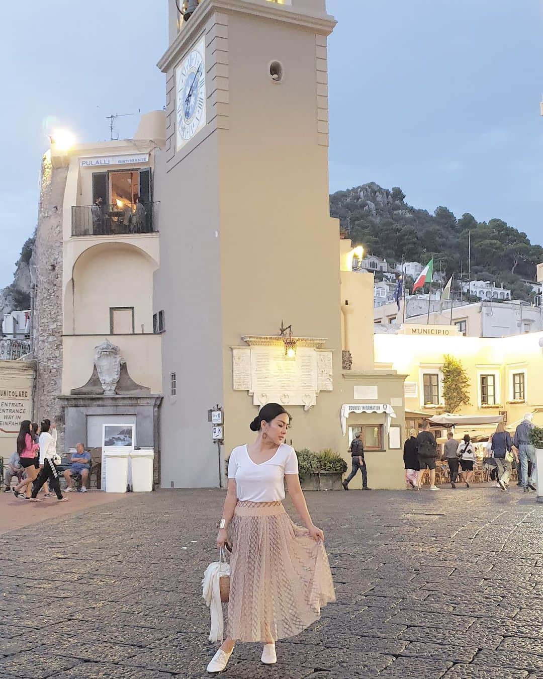 Syahriniさんのインスタグラム写真 - (SyahriniInstagram)「• Una Notte Incantevole A Capri !  _______________\\\\_____________  #PrincesSyahrini #Capri_September2019 #Italy」9月23日 21時42分 - princessyahrini