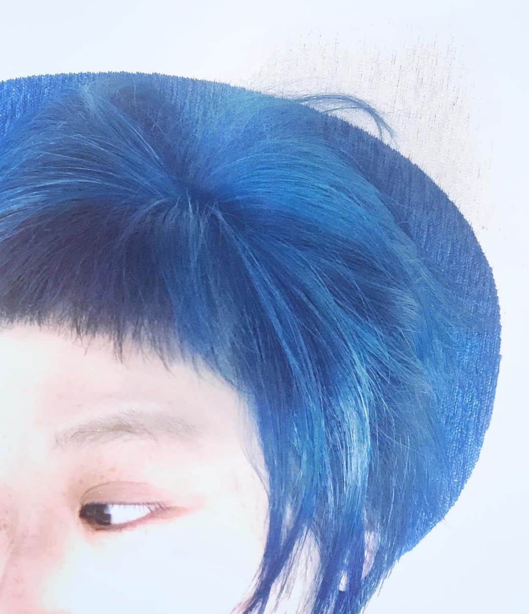 和田美枝のインスタグラム：「アオイロ💙💙💙 #異空間美容室roi #谷六 #BLUE #青 #イメージじゃないcolor #期間限定のプチ反抗期的気分 #ラグと同じ色」