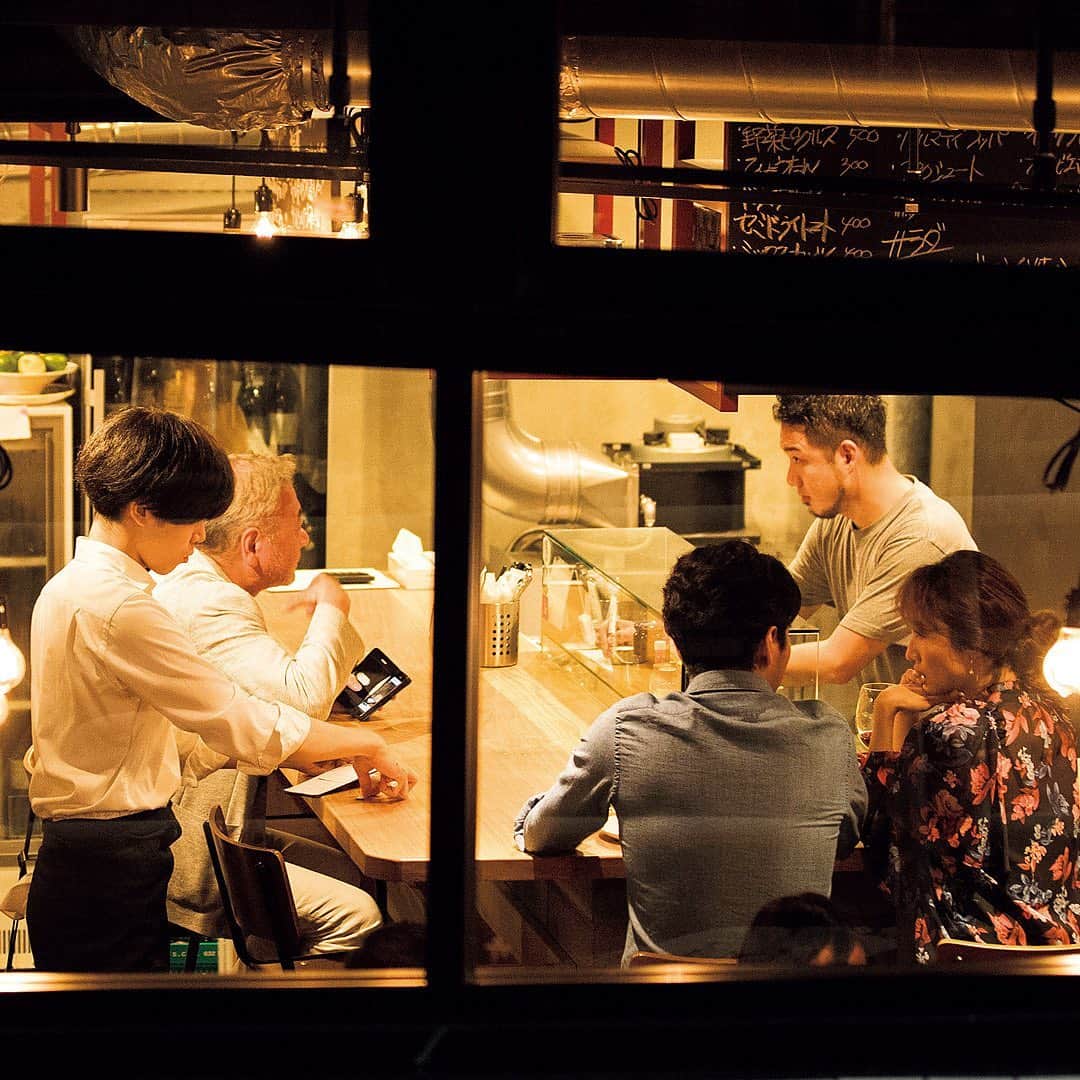 東京カレンダーさんのインスタグラム写真 - (東京カレンダーInstagram)「“サクサクの衣”と“ねっとり舌に絡みつくレバー”…この2つの食感がたまらない！ . 再開発が進む渋谷駅桜ヶ丘エリアのビル1階。周囲とは一線を画すスタイリッシュな雰囲気が外にまで漏れ伝わってくるのが、こちらのお店。渋谷の大衆酒場の名店といわれた『富士屋本店』の流れを汲んだ店だ。 . “サクサクの衣”と“ねっとり舌に絡みつくレバー”という、異なる2つの食感がたまらない「レバカツ」は、少量のエシャロットをのせ、まろやかで旨みたっぷりのゲランドの塩、挽きたての黒胡椒を振っていただくのがオススメ。 . 酒呑みにはたまらないメニューの数々に、テンションが上がること間違いなしだ。 . 店名 ▷富士屋本店 最寄り駅 ▷渋谷 ジャンル ▷バー・カフェ TEL ▷非公開 住所 ▷渋谷区桜丘町 2-3 富士商事ビル B1F シチュエーション ▷友人・デート・おひとり様 .  ー続きは東カレwebまたはアプリにてー ▶︎『　東京カレンダー　富士屋本店　』で検索！ . #東京カレンダー #東カレ #東カレグルメ #東京グルメ #都内グルメ #tokyocalendar #カフェ #スイーツ #カフェ巡り#food #foodie #tokyofood #yummy #instafood#美食 #東京美食#レバー#富士屋本店」9月23日 21時36分 - tokyocalendar