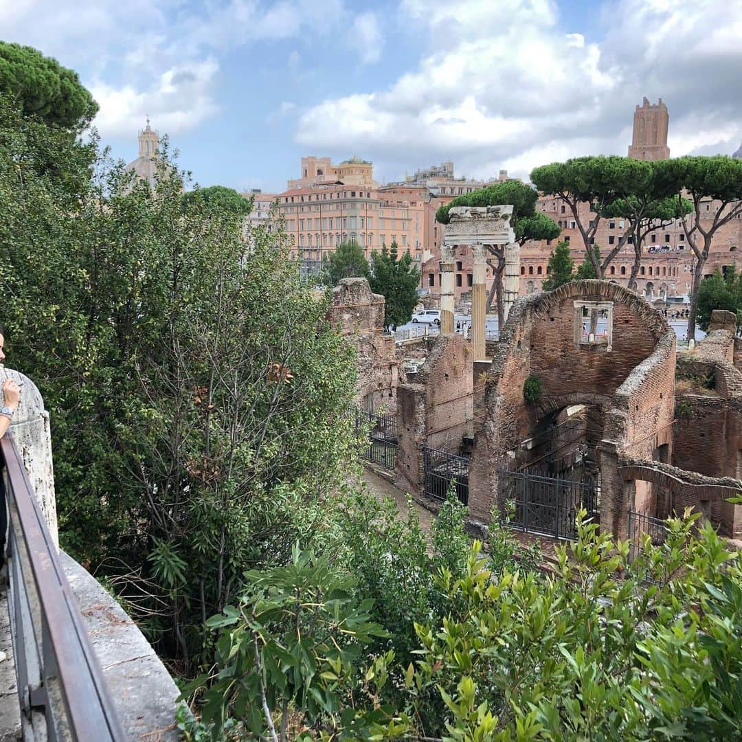 マリーナ・アレクサーンドロヴァさんのインスタグラム写真 - (マリーナ・アレクサーンドロヴァInstagram)「#Rome Хотите вырастить счастливых детей, будьте счастливы сами. #сбежали #перезагрузка #римскиеканикулы」9月23日 21時38分 - mar_alexandrova