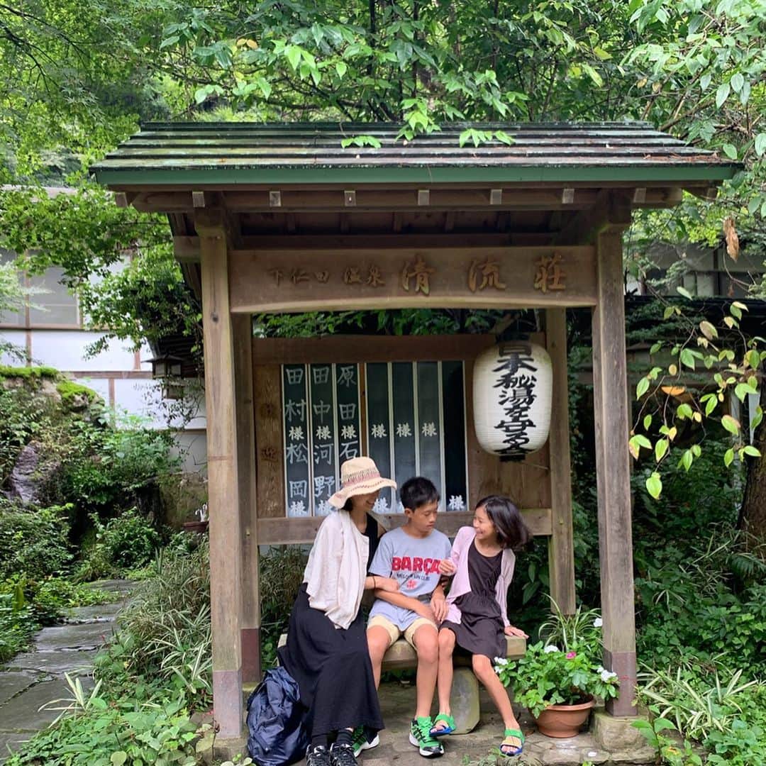 AYUMIさんのインスタグラム写真 - (AYUMIInstagram)「〝日本秘湯を守る会〝の清流荘へ♨️ 温泉も、自然からのありがたいめぐみ✨ 緑のにおいを感じて、水の音に耳をかたむけて… 心と体をゆるめて、リラックス ドライブしながらもう一つの温泉へ！ 私のリクエスト（笑 . . #AYUMI温泉ソムリエ #清流荘 #炭酸水素塩冷鉱泉  #ぬるめの温泉 #自然の中 #心も体もゆるめて」9月23日 21時38分 - ayumiayunco