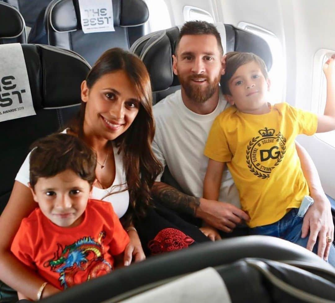 アントネラ・ロクソさんのインスタグラム写真 - (アントネラ・ロクソInstagram)「Camino a Milan @leomessi  #theBest FIFA FOOTBALL AWARDS 2019 hoy con dos acompañantes mas! ❤️❤️❤️」9月23日 21時40分 - antonelaroccuzzo