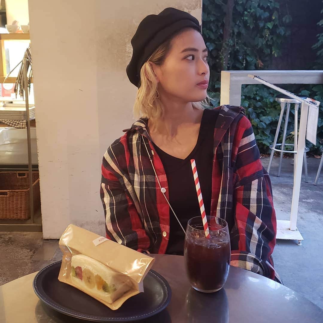 LUNAさんのインスタグラム写真 - (LUNAInstagram)「ちなりょこさんと行ったよ⏩⏩⏩ . . with@ryoko__shimizu . . . #パンとエスプレッソと #パン好き #パン屋巡り #表参道 #表参道カフェ #表参道ランチ #表参道グルメ #フルーツサンド #アメリカーノ #cafe #cafestagram #coffee #fruit #카페 #카페스타그램 #커피 . . . #金髪 #キャスケット #ヘアアレンジ #巻き髪 #横顔」9月23日 21時40分 - luna_0229