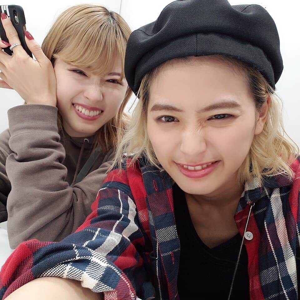 LUNAさんのインスタグラム写真 - (LUNAInstagram)「ちなりょこさんと行ったよ⏩⏩⏩ . . with@ryoko__shimizu . . . #パンとエスプレッソと #パン好き #パン屋巡り #表参道 #表参道カフェ #表参道ランチ #表参道グルメ #フルーツサンド #アメリカーノ #cafe #cafestagram #coffee #fruit #카페 #카페스타그램 #커피 . . . #金髪 #キャスケット #ヘアアレンジ #巻き髪 #横顔」9月23日 21時40分 - luna_0229