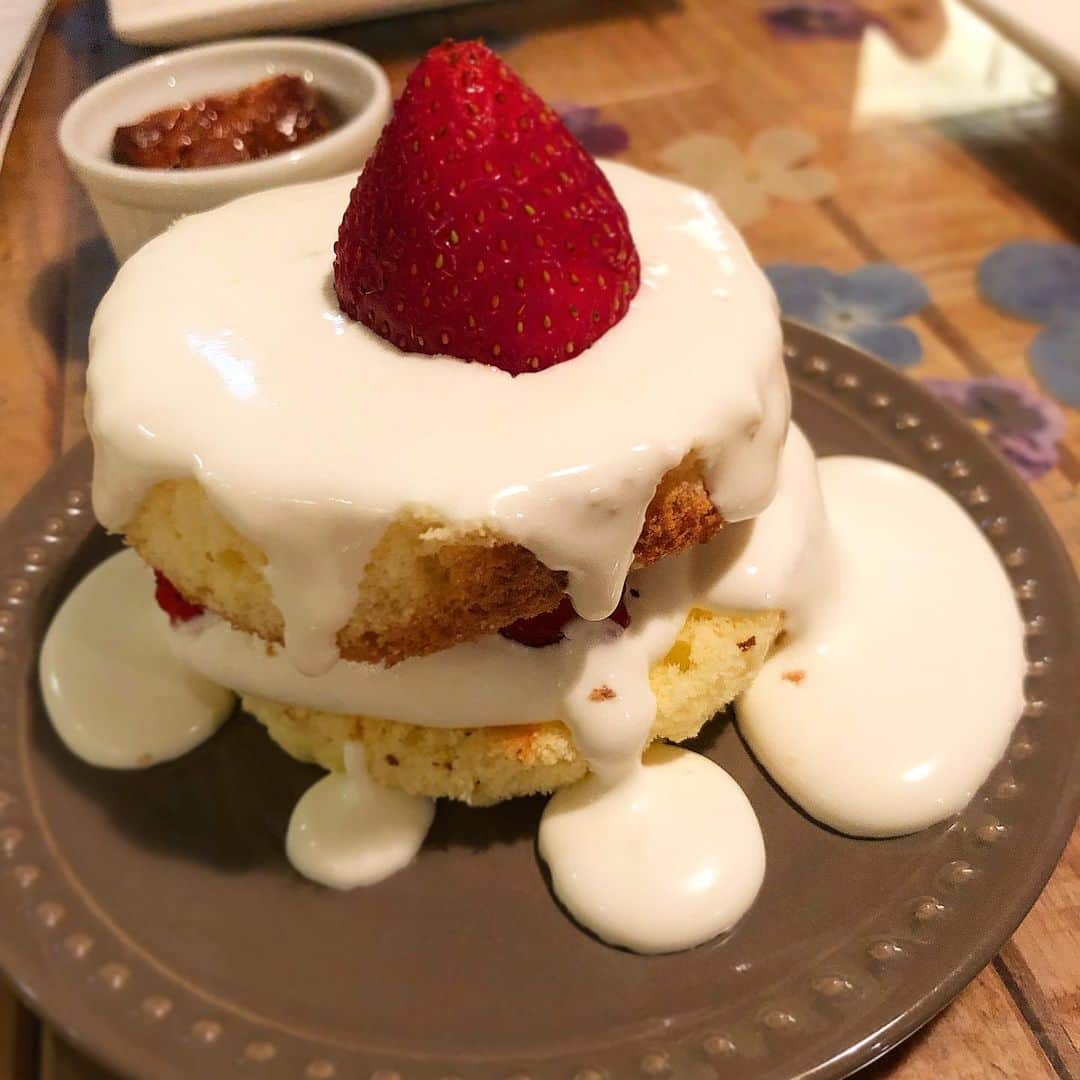 アンジェラ佐藤さんのインスタグラム写真 - (アンジェラ佐藤Instagram)「明日からまた怒涛の移動スケジュール 札幌→東京→札幌→名古屋→豊橋の１週間✈️ さて、明日飛行機で食べる むぎ飯弁当でも作るか🍱  #しかし忙しいのはありがたい #写真は今日食べた #タピオスィーツガーデン  #仕事で移動が重なるとランチバイキングに行けないのがツラい #名古屋は超久しぶり #誰か名古屋のオススメな大盛りグルメ教えてちょ」9月23日 21時51分 - angela_satou