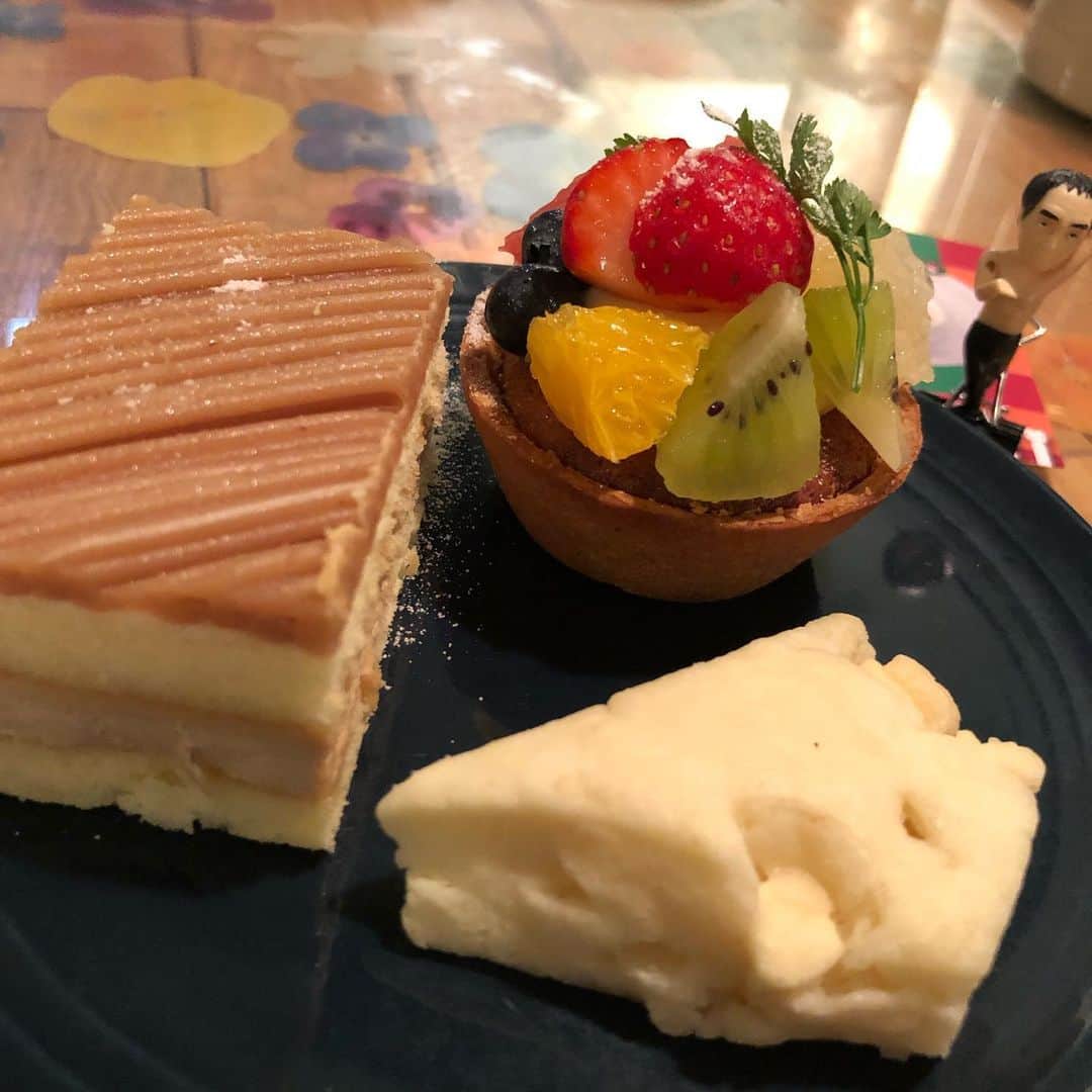 アンジェラ佐藤さんのインスタグラム写真 - (アンジェラ佐藤Instagram)「明日からまた怒涛の移動スケジュール 札幌→東京→札幌→名古屋→豊橋の１週間✈️ さて、明日飛行機で食べる むぎ飯弁当でも作るか🍱  #しかし忙しいのはありがたい #写真は今日食べた #タピオスィーツガーデン  #仕事で移動が重なるとランチバイキングに行けないのがツラい #名古屋は超久しぶり #誰か名古屋のオススメな大盛りグルメ教えてちょ」9月23日 21時51分 - angela_satou