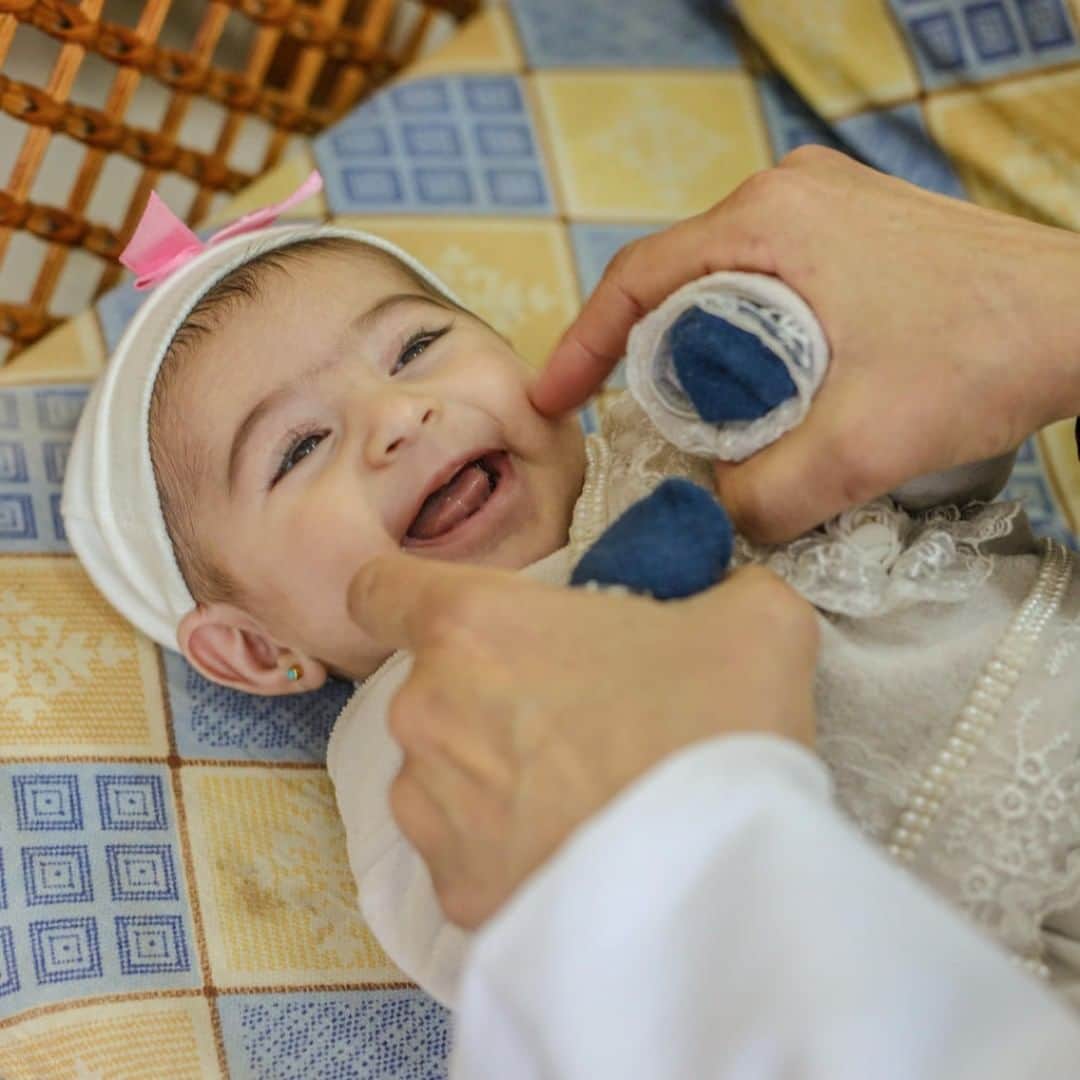 unicefさんのインスタグラム写真 - (unicefInstagram)「Ileen, 10 weeks, adores being tickled on her cheeks at UNICEF’s early childhood development centre in Gaza, State of Palestine. . Safe spaces are essential for families in crisis to bond, play and receive psychological support. . #EarlyMomentsMatter #ChildrenUnderAttack © UNICEF/UN0275530/Albaba AFP-Services」9月23日 21時45分 - unicef