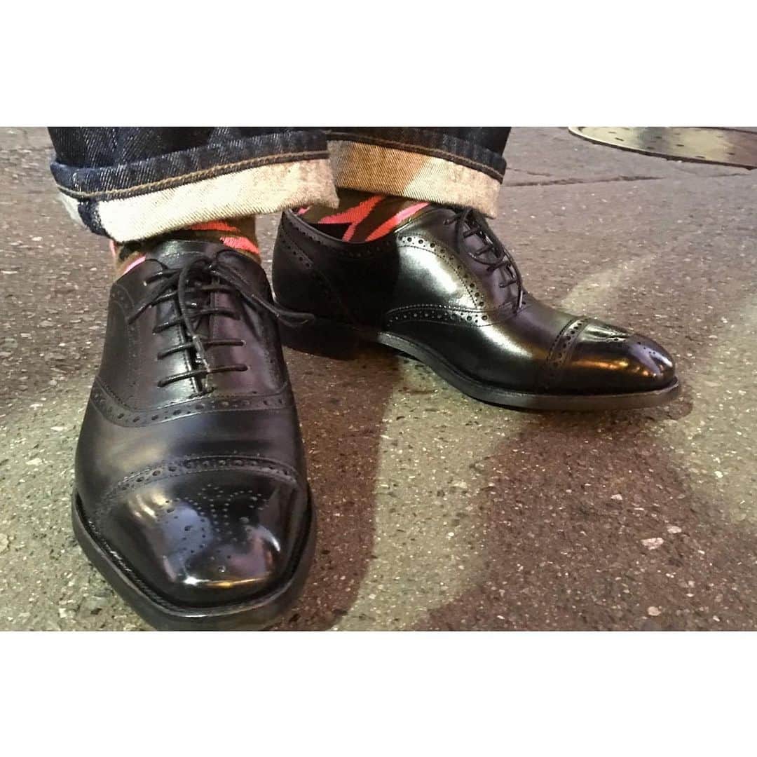 靴磨き芸人 奥野奏さんのインスタグラム写真 - (靴磨き芸人 奥野奏Instagram)「靴磨きフェスありがとうございました！ 足元はBARKERとSOCKSistでした！👞✨ 晴れて良かったー！ 風強い！🍃 #靴磨きフェス2019 #barker #socksist #mmowbray」9月23日 21時48分 - shoeboys_okuno