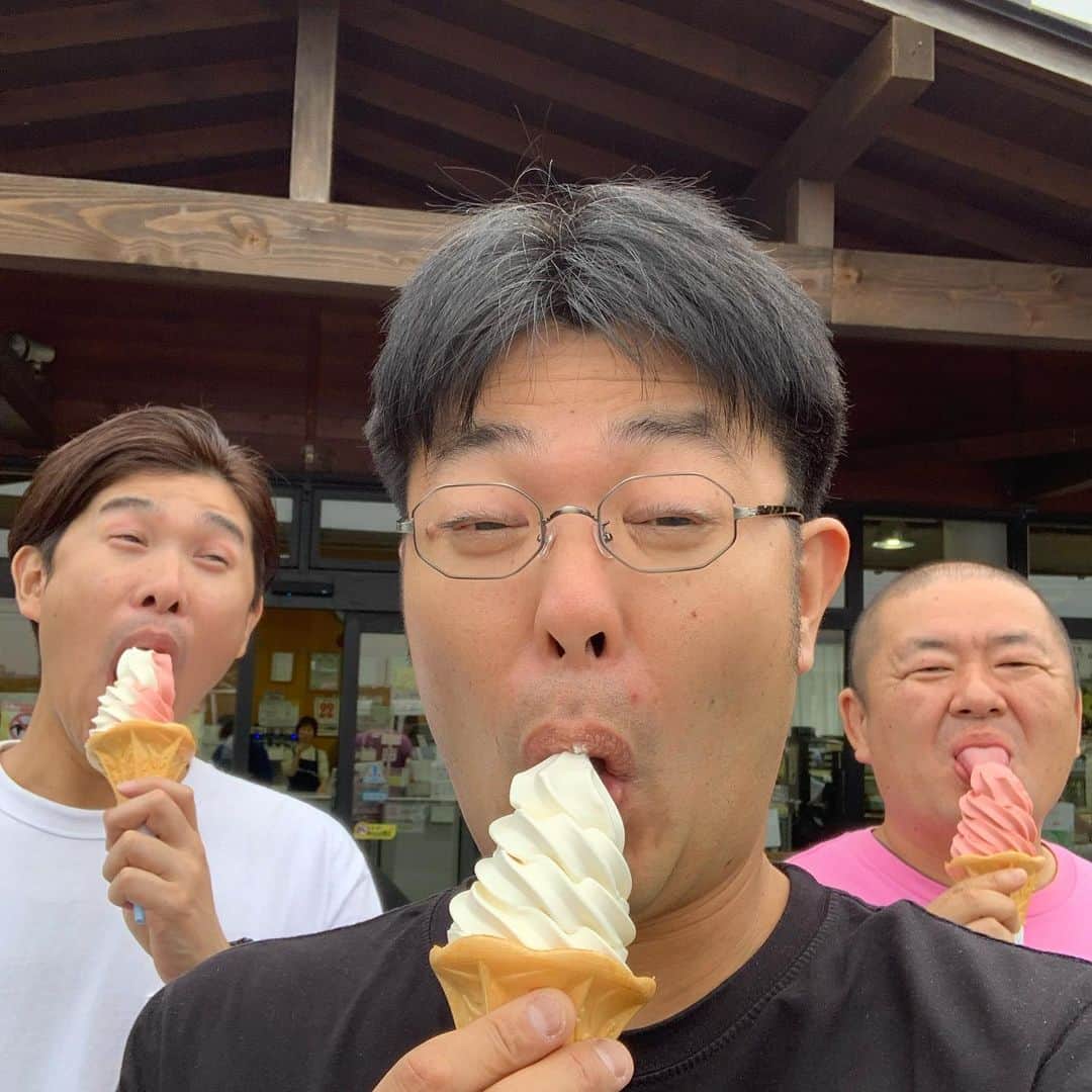 西川晃啓のインスタグラム：「気絶おじさんソフトクリーム  道の駅に行くと食べたくなるソフトクリームと気絶  #あるある探検隊#レギュラー#気絶#気絶の日々#ギャグ#青森県#道の駅#いなかだて#ソフトクリーム#むさぼる#おじさん#いい歳して#甘党」