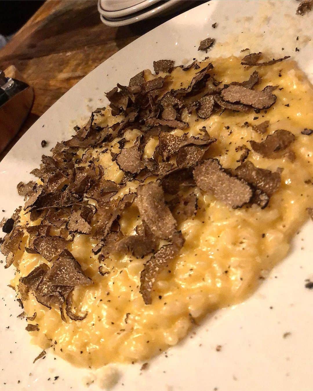 西島ミライさんのインスタグラム写真 - (西島ミライInstagram)「新泉にあるイタリアンバーGocciaに行ってきたよ🇮🇹❤️写真載せきれないほどたくさん食べた！笑 スモーク手羽先、トリッパ、デザートなど美味しかったし、何より楽しみにしてたトリュフかけ放題のチーズリゾットがすごかった🧀✨ 動画見てね！本当にストップって言うまで無限にかけてくれます⭕️笑 周りのお客さんはデートや女子会、ファミリーなど幅広い客層だったよ★ 文化村の近くで新泉から歩いてすぐ、私は渋谷駅から歩いて行った😆 お店の内装もおしゃれで雰囲気良いしワインの種類も多くておすすめです！  #Goccia #Goccia渋谷 #渋谷イタリアン #渋谷ワイン #渋谷ディナー #松濤ディナー #松濤グルメ #pr #コラボベース #西島ミライ」9月23日 21時50分 - mira_nishi