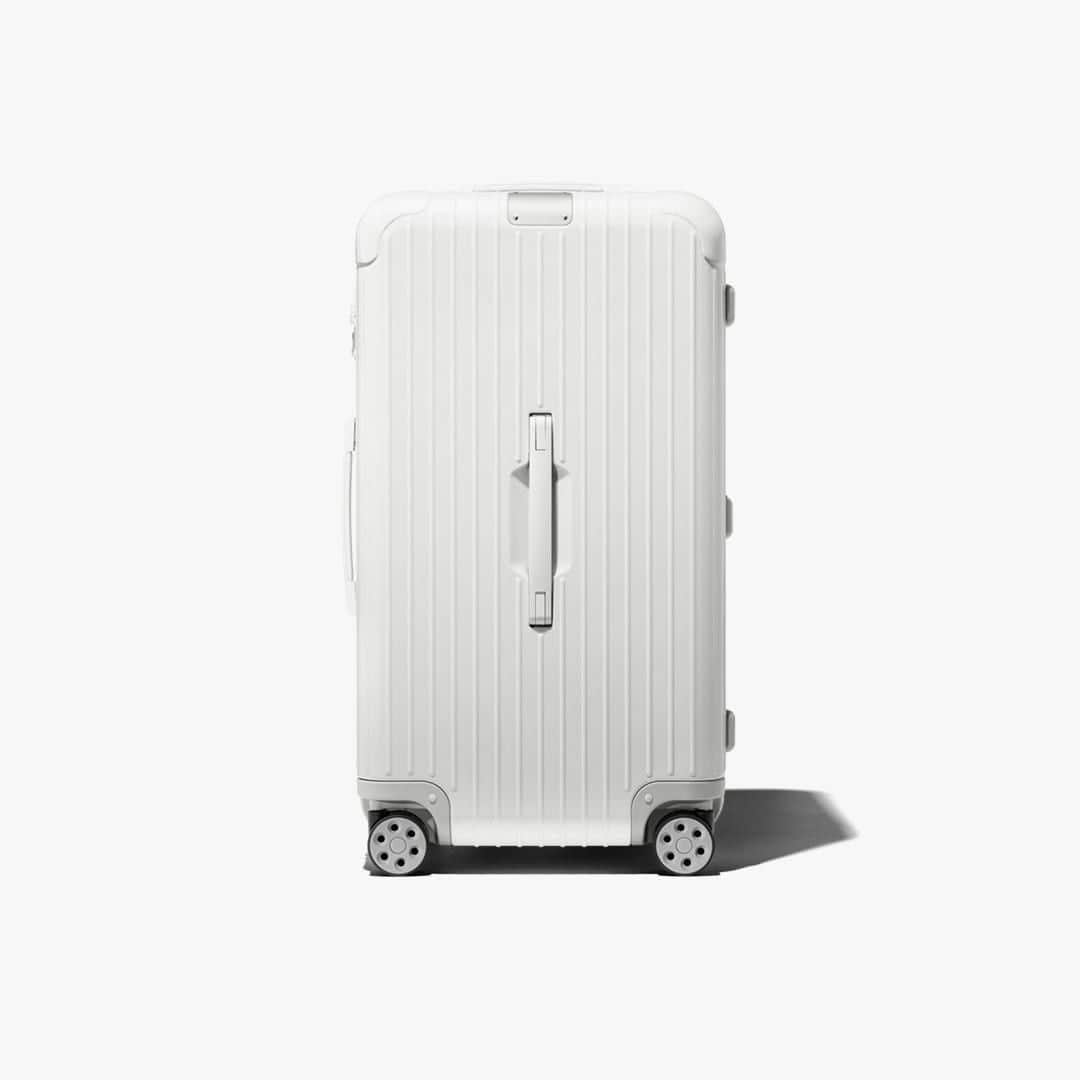 リモワさんのインスタグラム写真 - (リモワInstagram)「The culmination of over 120 years of perfecting the luxurious travel trunk. ⁣ ⁣⁣ ⁣Discover the RIMOWA Essential Trunk in stores and online at RIMOWA.com. ⁣⁣⁣ ⁣⁣#RIMOWA #RIMOWAessential」9月23日 22時00分 - rimowa