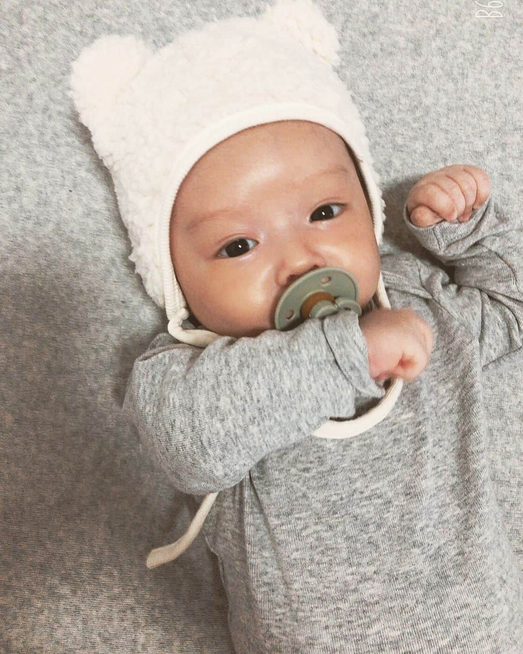 ありさトレイシーのインスタグラム：「#isle#もうすぐ生後2ヶ月#乳児湿疹#bibs#green#babyboy#2month#cute#memory#mama#夜行性#眠い#混合育児#8月生まれ#love#もうすぐ5kg#成長記録#クォーター#summer」