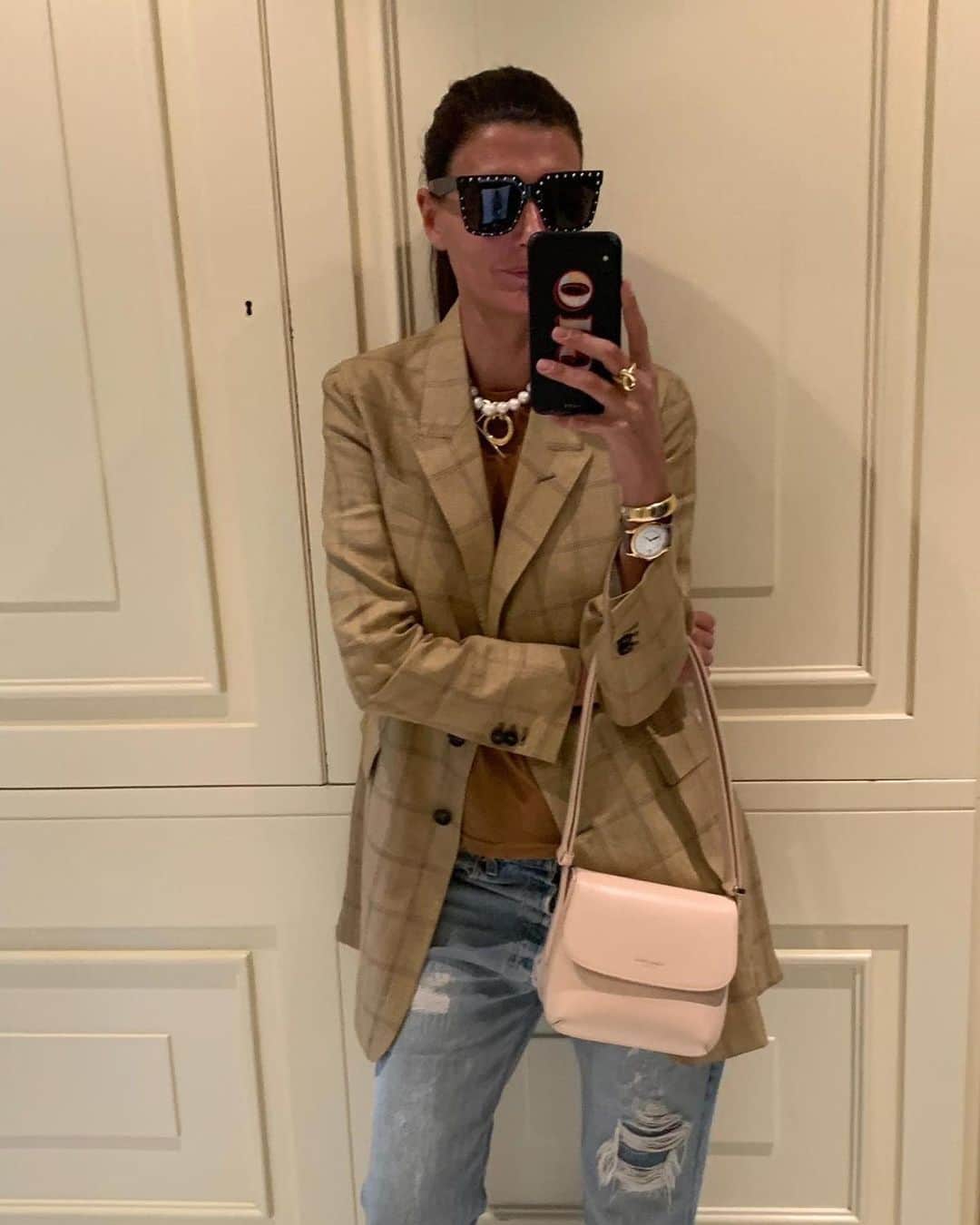 Armani Officialさんのインスタグラム写真 - (Armani OfficialInstagram)「Guests at the #GiorgioArmani women’s SS20 fashion show spotted wearing #GALaPrima bag. A preview of the re-edition of the iconic 1995 model is available to buy at the Via Montenapoleone flagship, the boutiques in Galleria Vittorio Emanuele and Malpensa Airport in Milan and in Rue Saint Honoré in Paris. #mfw #pfw @bat_gio @vivianavolpicella @carolineissa  Credit: @germanlarkin」9月23日 21時52分 - emporioarmani