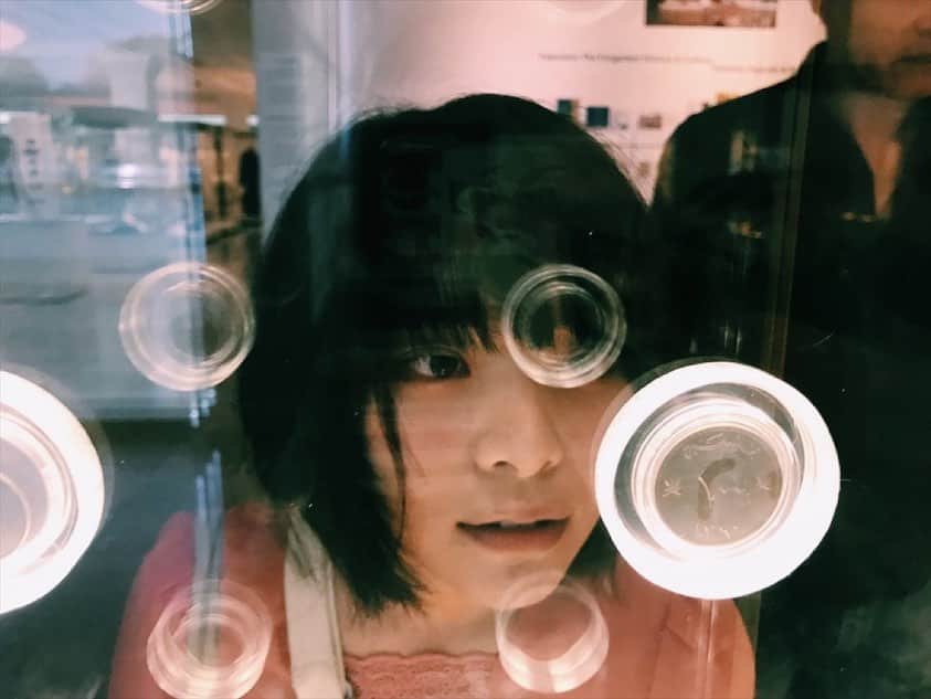 岸井ゆきのさんのインスタグラム写真 - (岸井ゆきのInstagram)「すっかり秋ですね、台風気をつけてくださいね🍂  最近はスタジオから抜け出してなかなか上映時間と合わなかった映画を観てます  でわたしは映画館がっていうかもう劇場大好きだからー 小旅行のような感覚で。 まーでも逃避のつもりでも映画は現実を映している 記憶にござらなくても、場所が宇宙でも！  あー全部面白かったなー色んな意味で。  あーでも昔から観てる映画に出てる人たちが 今も映画の中にいてうれしい！ ブラッドピッドもディカプリオもアルパッッチーノも！（敬称略） ずっとずっと映画スターでいて…ください…（祈）  アドアストラのブラッドピッドの瞳があまりにも綺麗でもーう 美しくなっちゃうんだねえ命。 生きてる命は 輝いちゃうんだのー ワンスアポン…のレオナルドディカプリオの目もほんとうに綺麗だった どんな宝石を身に付けても瞳が一番美しいのでは?  後半三つは家で観ました えーなんでコーエン兄弟見逃してたんだろう。 バスターのバラード、オムニバスだから観やすいです。 あーいいなーー 美しいものや面白いものはたくさんある」9月23日 21時55分 - yukino_kishii