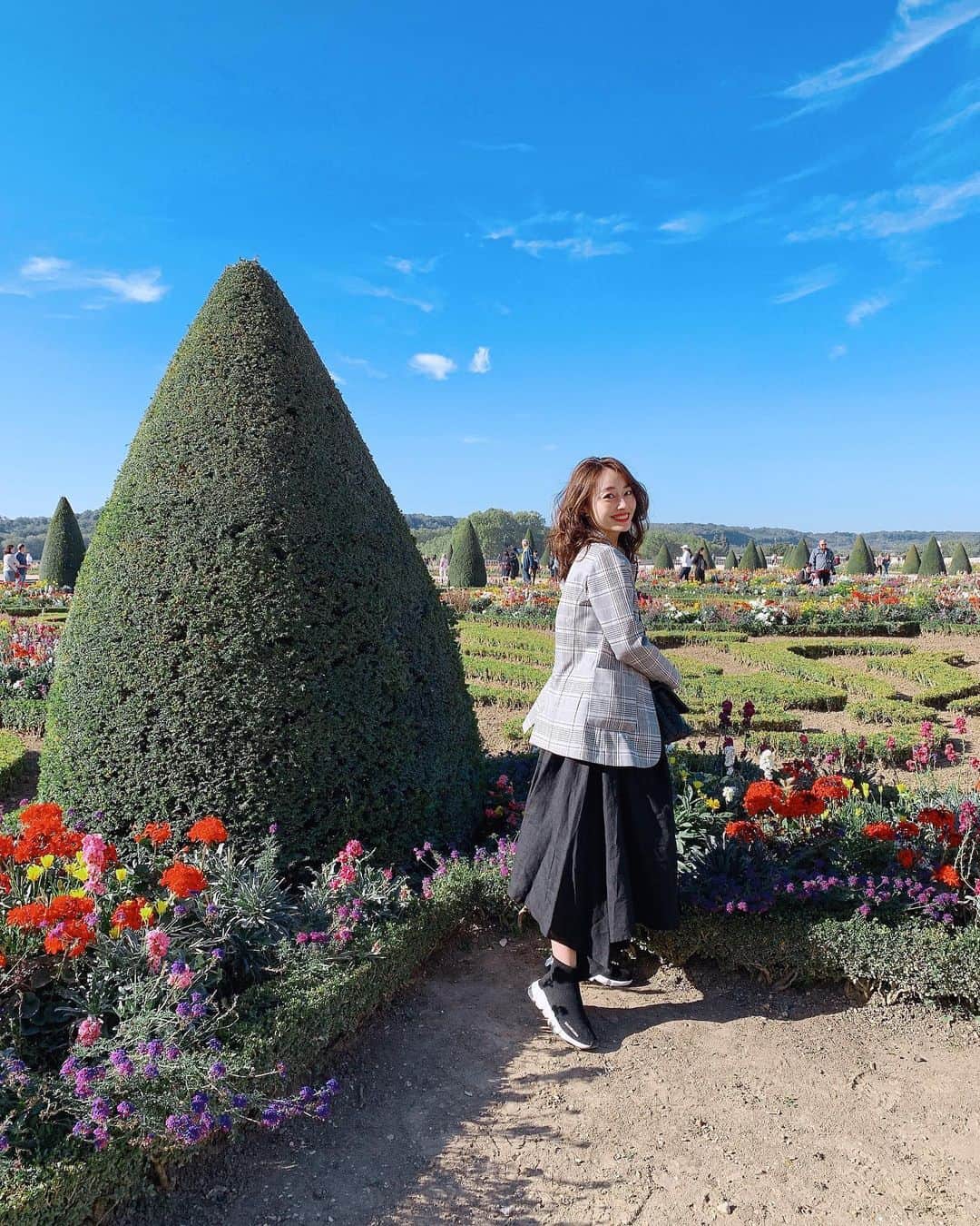小祝麻里亜さんのインスタグラム写真 - (小祝麻里亜Instagram)「Paris,France🇫🇷 ． ． 世界遺産でもある、ヴェルサイユ宮殿。 豪華絢爛なイメージは想像を超え  圧巻でした❣️さすが絶対王政の象徴だな〜と。 ． 一番 ため息を飲むのが、1.2枚目の鏡の間。当時 手鏡を作るのもやっとな時代に壁一面鏡張り、財政難に陥るのも無理ないですね🤣 しかしこうやって、今も人々を感動し続けれるのだから、ルイ14世に感謝ですね☺️🍷 ． マリーアントワネットの寝室はなんとも愛らしいものでした！ ． こだわりぬいた庭園もやはり素晴らしかったです🌲 ． ＿＿＿＿＿＿＿＿＿ #パリ#フランス #パリ旅行 #パリジェンヌ #ヴェルサイユ宮殿 #世界遺産 #ルイ14世 #フランス旅行 #ヨーロッパ旅行 #France #Paris #travel #vacation #ChâteaudeVersailles #PalaisdeVersailles #ig_paris #여행일기 #여행스타그램 #여행스냅 ##파리 #파리스냅 #프랑스  #巴黎」9月23日 22時01分 - maria_koiwai