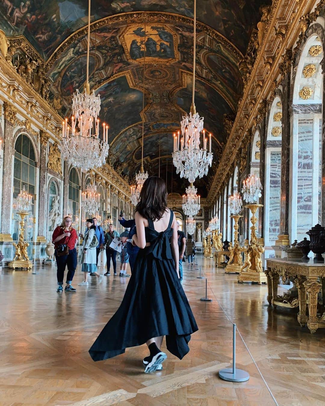 小祝麻里亜さんのインスタグラム写真 - (小祝麻里亜Instagram)「Paris,France🇫🇷 ． ． 世界遺産でもある、ヴェルサイユ宮殿。 豪華絢爛なイメージは想像を超え  圧巻でした❣️さすが絶対王政の象徴だな〜と。 ． 一番 ため息を飲むのが、1.2枚目の鏡の間。当時 手鏡を作るのもやっとな時代に壁一面鏡張り、財政難に陥るのも無理ないですね🤣 しかしこうやって、今も人々を感動し続けれるのだから、ルイ14世に感謝ですね☺️🍷 ． マリーアントワネットの寝室はなんとも愛らしいものでした！ ． こだわりぬいた庭園もやはり素晴らしかったです🌲 ． ＿＿＿＿＿＿＿＿＿ #パリ#フランス #パリ旅行 #パリジェンヌ #ヴェルサイユ宮殿 #世界遺産 #ルイ14世 #フランス旅行 #ヨーロッパ旅行 #France #Paris #travel #vacation #ChâteaudeVersailles #PalaisdeVersailles #ig_paris #여행일기 #여행스타그램 #여행스냅 ##파리 #파리스냅 #프랑스  #巴黎」9月23日 22時01分 - maria_koiwai