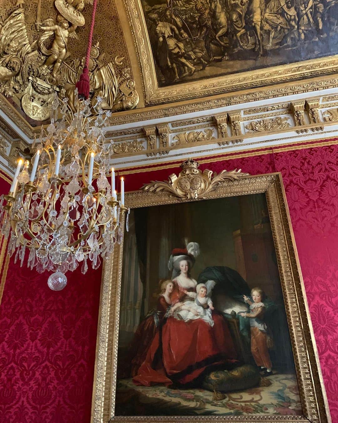 小祝麻里亜さんのインスタグラム写真 - (小祝麻里亜Instagram)「Paris,France🇫🇷 ． ． 世界遺産でもある、ヴェルサイユ宮殿。 豪華絢爛なイメージは想像を超え  圧巻でした❣️さすが絶対王政の象徴だな〜と。 ． 一番 ため息を飲むのが、1.2枚目の鏡の間。当時 手鏡を作るのもやっとな時代に壁一面鏡張り、財政難に陥るのも無理ないですね🤣 しかしこうやって、今も人々を感動し続けれるのだから、ルイ14世に感謝ですね☺️🍷 ． マリーアントワネットの寝室はなんとも愛らしいものでした！ ． こだわりぬいた庭園もやはり素晴らしかったです🌲 ． ＿＿＿＿＿＿＿＿＿ #パリ#フランス #パリ旅行 #パリジェンヌ #ヴェルサイユ宮殿 #世界遺産 #ルイ14世 #フランス旅行 #ヨーロッパ旅行 #France #Paris #travel #vacation #ChâteaudeVersailles #PalaisdeVersailles #ig_paris #여행일기 #여행스타그램 #여행스냅 ##파리 #파리스냅 #프랑스  #巴黎」9月23日 22時01分 - maria_koiwai