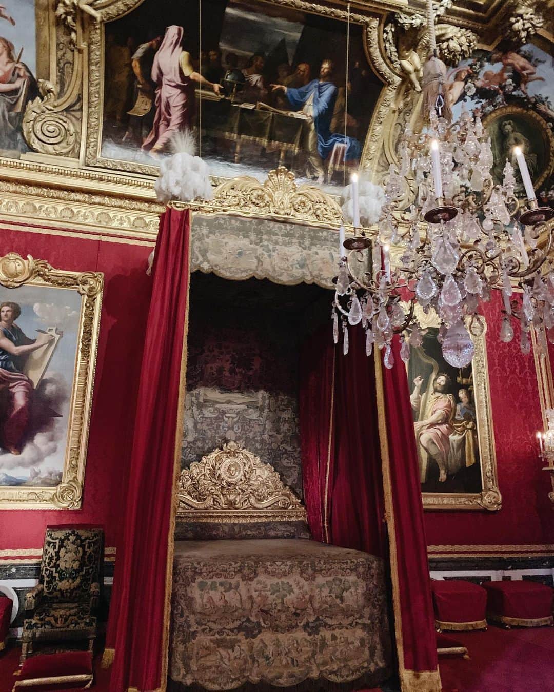 小祝麻里亜さんのインスタグラム写真 - (小祝麻里亜Instagram)「Paris,France🇫🇷 ． ． 世界遺産でもある、ヴェルサイユ宮殿。 豪華絢爛なイメージは想像を超え  圧巻でした❣️さすが絶対王政の象徴だな〜と。 ． 一番 ため息を飲むのが、1.2枚目の鏡の間。当時 手鏡を作るのもやっとな時代に壁一面鏡張り、財政難に陥るのも無理ないですね🤣 しかしこうやって、今も人々を感動し続けれるのだから、ルイ14世に感謝ですね☺️🍷 ． マリーアントワネットの寝室はなんとも愛らしいものでした！ ． こだわりぬいた庭園もやはり素晴らしかったです🌲 ． ＿＿＿＿＿＿＿＿＿ #パリ#フランス #パリ旅行 #パリジェンヌ #ヴェルサイユ宮殿 #世界遺産 #ルイ14世 #フランス旅行 #ヨーロッパ旅行 #France #Paris #travel #vacation #ChâteaudeVersailles #PalaisdeVersailles #ig_paris #여행일기 #여행스타그램 #여행스냅 ##파리 #파리스냅 #프랑스  #巴黎」9月23日 22時01分 - maria_koiwai