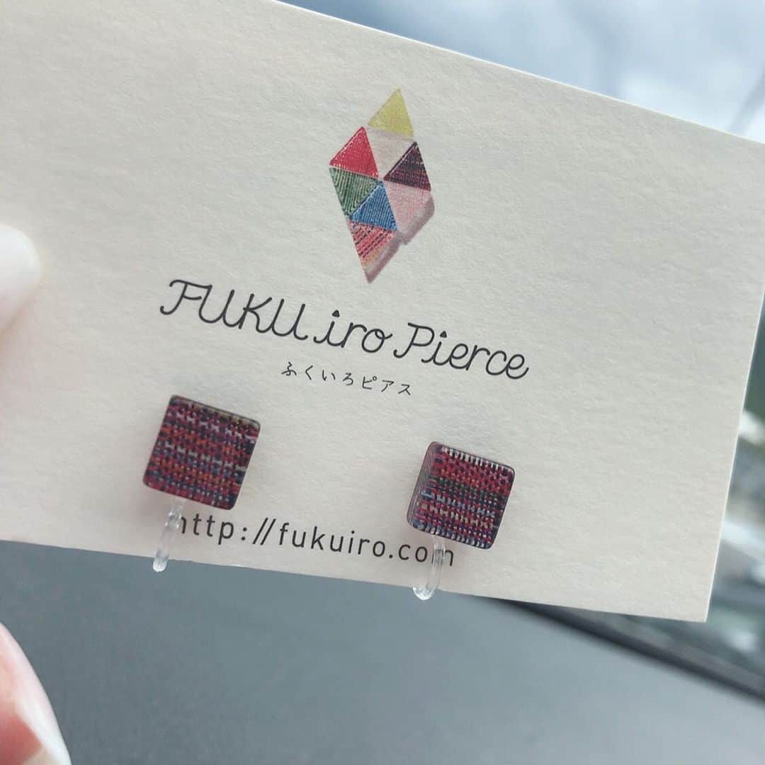 aya onoさんのインスタグラム写真 - (aya onoInstagram)「先日、仙台のイベントで出会った可愛らしい女の子が販売していたイヤリング✨ 【FUKU iro Pierce】 彼女たちは福島から来ていました。  このピアスに込められた思い... 『福島県会津地方の伝統工芸品、会津木綿を使ったピアスです。それぞれのいろには、ふくしまで暮らす女子の日々の想いをこめました。 ８つのいろのはなしを聞いて、ふくしまのいまを知ってください。』 実際に震災で被災した彼女たち… そんな彼女たちの、被災者たちのメッセージがこのイヤリング・ピアスには込められています。  是非こちらをご覧ください http://fukuiro.com/  ちなみに私の選んだ色は【どうぶつのいろ】 girls voice 「避難するときにペットは連れて行ってはダメと言われた。家族なのに。」 「家畜農家は命を置き去りにしなければならなかった。」 ペットや家畜としてふくしまで暮らしていた動物たちも、震災で傷ついています。人間のように声を上げることができない動物たちに何ができるのか。私たちも考え続けています。  一人でも多くの方に、ふくしまの女の子達の声が届きますように… 私一人の力では微々たるものですが、少しでも力になれたら と思っています。  #女子の暮らしの研究所 #福島 #fukuiro #fukuiropierce #フクイロピアス #ピアス #イヤリング #会津木綿 #girlsvoice #fukushima #復興 #復興支援 #復興支援プロジェクト」9月23日 22時05分 - onoaya_official