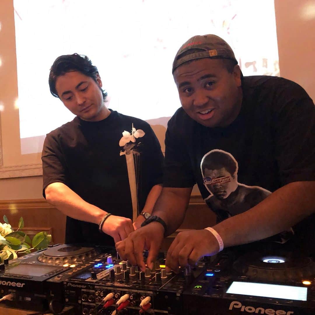 アントニーのインスタグラム：「まるちゃんのバースデーで孝之さんにDJを教わりました  #すいません #見た目は完全に海外の大物DJなんですが全くDJプレイ出来ません #そんなことより #孝之さん #全裸監督最高でした」