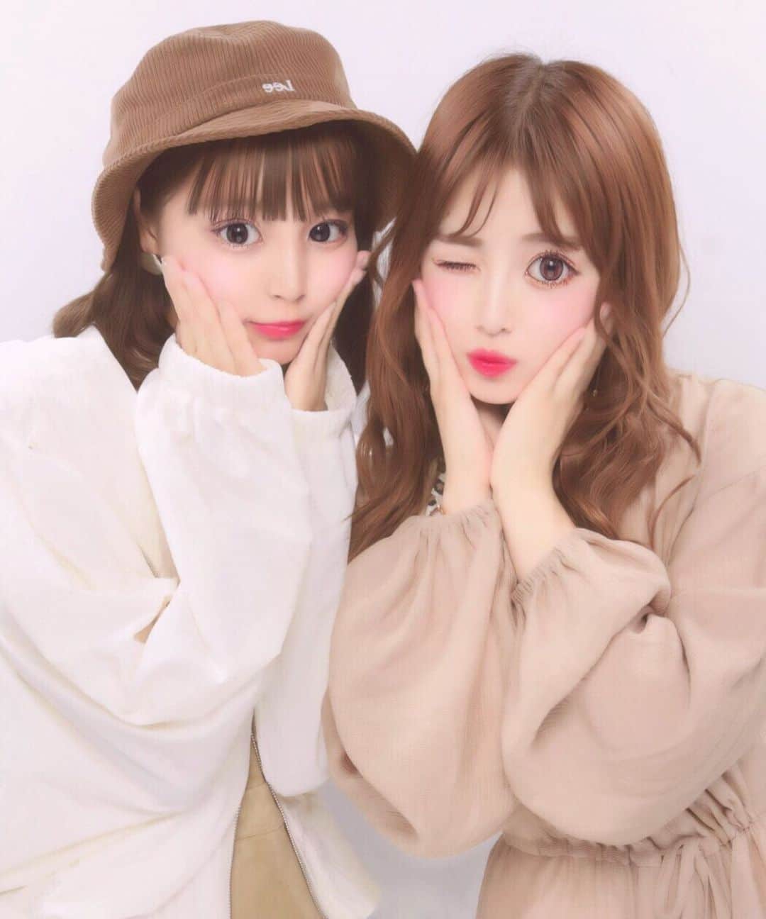 青木菜花のインスタグラム：「.﻿ .﻿ ののちゃんでいでした！🐻﻿ いつも会うとカフェで沢山語っちゃう、楽しかった〜〜〜﻿ ﻿ 今日はセンターわけ、どうですか！🤭💞﻿ .﻿ .﻿ #カフェ #カフェ巡り #プリント倶楽部 #シミラールック #ベージュコーデ #ホワイトコーデ #センター分け #instagood #instalike #l4l」