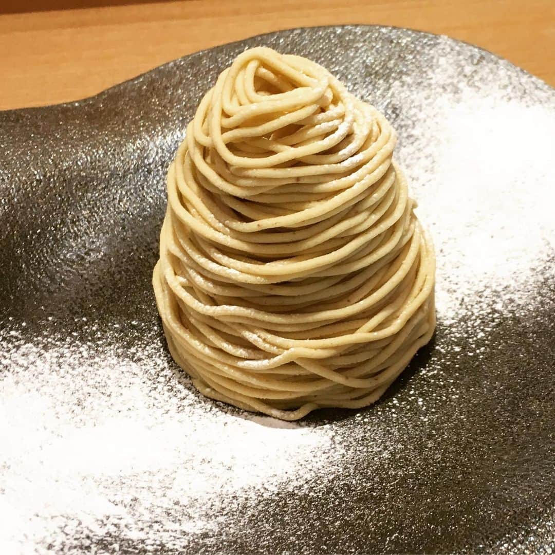 InRedさんのインスタグラム写真 - (InRedInstagram)「栗🌰のスイーツがお菓子屋さんに沢山並び、幸せな気分になる今日この頃。個人的に思う栗ツートップはモンブランと栗きんとん。  中でも富ヶ谷にある「モンブランスタイル」のモンブランは、栗の香りと味がふわっと広がり、絞りたてならではの繊細な美味しさ。  とことんモンブランを味わいたいならデザートスタイルのモンブランデセル。様々な栗の食感を楽しむなら、モンブランパフェ。どちらも食べるなら、2人で行ってシェアして下さい♡  #inredmagazine #inred #インレッド #montblancstyle #モンブランスタイル #モンブラン #栗スイーツ #InRedスイーツ #InRedおやつ #編集長」9月23日 22時11分 - inrededitor