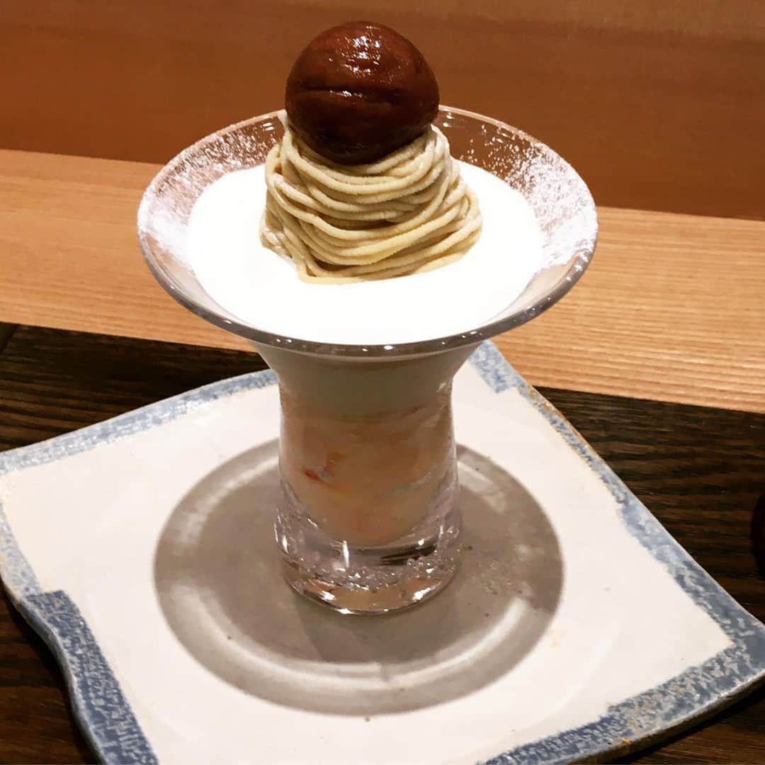 InRedさんのインスタグラム写真 - (InRedInstagram)「栗🌰のスイーツがお菓子屋さんに沢山並び、幸せな気分になる今日この頃。個人的に思う栗ツートップはモンブランと栗きんとん。  中でも富ヶ谷にある「モンブランスタイル」のモンブランは、栗の香りと味がふわっと広がり、絞りたてならではの繊細な美味しさ。  とことんモンブランを味わいたいならデザートスタイルのモンブランデセル。様々な栗の食感を楽しむなら、モンブランパフェ。どちらも食べるなら、2人で行ってシェアして下さい♡  #inredmagazine #inred #インレッド #montblancstyle #モンブランスタイル #モンブラン #栗スイーツ #InRedスイーツ #InRedおやつ #編集長」9月23日 22時11分 - inrededitor