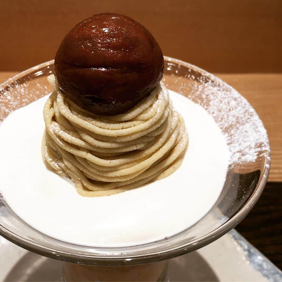 InRedさんのインスタグラム写真 - (InRedInstagram)「栗🌰のスイーツがお菓子屋さんに沢山並び、幸せな気分になる今日この頃。個人的に思う栗ツートップはモンブランと栗きんとん。  中でも富ヶ谷にある「モンブランスタイル」のモンブランは、栗の香りと味がふわっと広がり、絞りたてならではの繊細な美味しさ。  とことんモンブランを味わいたいならデザートスタイルのモンブランデセル。様々な栗の食感を楽しむなら、モンブランパフェ。どちらも食べるなら、2人で行ってシェアして下さい♡  #inredmagazine #inred #インレッド #montblancstyle #モンブランスタイル #モンブラン #栗スイーツ #InRedスイーツ #InRedおやつ #編集長」9月23日 22時11分 - inrededitor
