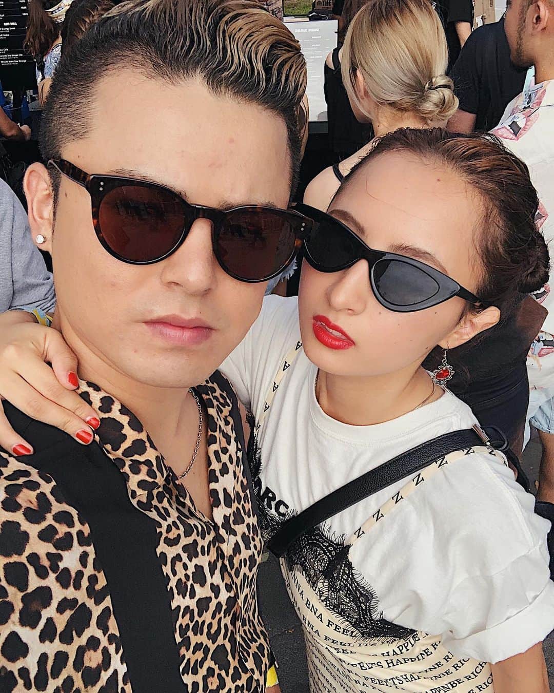 のインスタグラム：「HELP!! 今年のハロウィン何やるかまだ決まってないの… 皆んなが私達に似合いそうだなー、と思う仮装があったら聞かせてください🧟‍♀️💀🧞‍♂️🧟‍♂️🧙🏻‍♂️🧝🏻‍♀️🧜‍♀️🦹🏻‍♀️👸🏻 * #JULIDY #halloween  #ultra #ultrajapan #couple #relationship #boyfriend #girlfriend #fashion #outfit #ootd #outfitoftheday #sunglasses #fall #ハロウィン #秋 #季節 #秋服 #服 #ファッション  #シミラールック  #シミラーコーデ #サングラス #カップル」