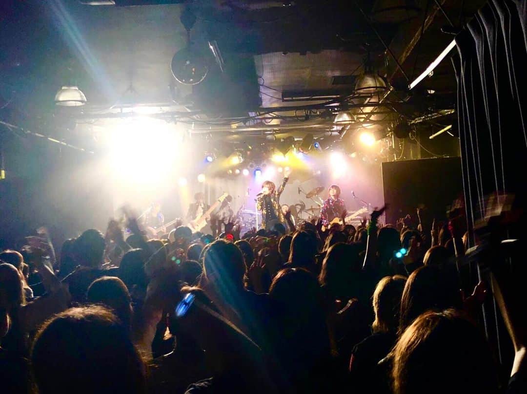 葵さんのインスタグラム写真 - (葵Instagram)「TOUR「辞するモラトリアム」セミファイナル、仙台JUNK BOX公演もみんなと楽しく終えることができました！参加してくれたみんなありがとう。  彩冷えるとして仙台に来るのが9年ぶりという話から、この歳月の間に僕らに、君たちに、そしてこの街に起こった出来事をイメージしてしまい涙が止まらなくなってしまいました。  住んでいないし、身内もいないくせに…と思われるかもしれませんがツアーで何度も訪れていた地に起こった大震災を忘れないし、忘れてはいけない。 今日もこうして歌うことができる幸せを噛み締めながら、自分は生かされた時間で、あと何ができるだろう。なんてぼんやり考えながら喋っていて。 大それたことはできないけれど、精一杯魂を、カラダを削ってでも歌を届けたい。この音楽がステージがパフォーマンスが誰かの日々を少しでも明るく照らしてくれるのなら。 それが僕の生きる意味なんだと今日のライブで再確認しました。  何が起こるかわからない。 いつ終わるかもしれない世界で 今を生きる僕たち。  最期が突然訪れたとしたら 後悔はするだろうけど ステージに対しての後悔だけはしたくない。  いよいよ、次はTOUR FINALの赤坂BLITZです。 みんなで最高の終わりと また新たな一歩を刻みたい。  平日だし仕事とか学校とか色々あるだろうし 色んな地域から 来るのも大変だろうけど 「辞するモラトリアム」に込めた  僕たちの「答え」を 体感しにきてください。  #彩冷える #ayabie #辞するモラトリアム」9月23日 22時26分 - aoi_official0401